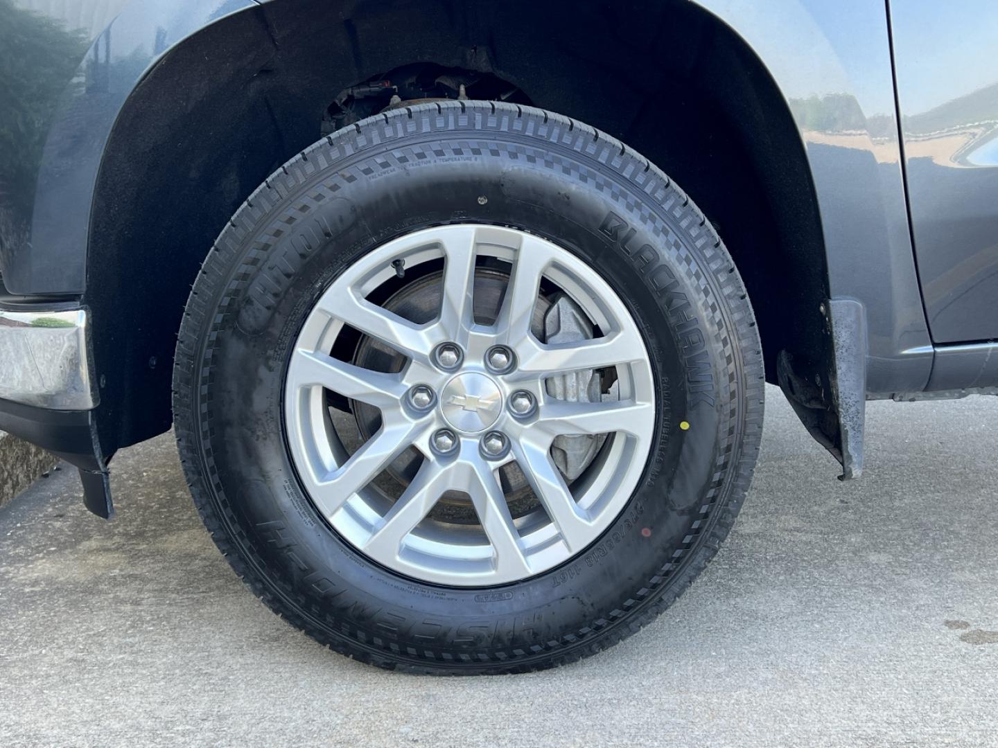 2019 GRAY /Black Cloth Chevrolet Silverado 1500 LT Crew Cab 4WD (3GCPYDEK7KG) with an 2.7L 4 Cyl. engine, Automatic transmission, located at 2990 Old Orchard Rd., Jackson, MO, 63755, 37.354214, -89.612106 - 2019 Chevrolet Silverado 1500 LT 1-Owner 178xxx miles 4x4 2.7L 4 Cyl. Automatic Power Driver Seat Heated Seats Heated Steering Wheel Backup Camera Bluetooth Remote Start Cruise Power Windows/Locks/Mirrors We have financing available and we accept trades! Fill out a credit application o - Photo#34