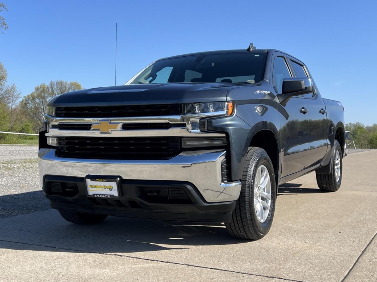2019 GRAY /Black Cloth Chevrolet Silverado 1500 LT Crew Cab 4WD (3GCPYDEK7KG) with an 2.7L 4 Cyl. engine, Automatic transmission, located at 2990 Old Orchard Rd., Jackson, MO, 63755, 37.354214, -89.612106 - 2019 Chevrolet Silverado 1500 LT 1-Owner 178xxx miles 4x4 2.7L 4 Cyl. Automatic Power Driver Seat Heated Seats Heated Steering Wheel Backup Camera Bluetooth Remote Start Cruise Power Windows/Locks/Mirrors We have financing available and we accept trades! Fill out a credit application o - Photo#7