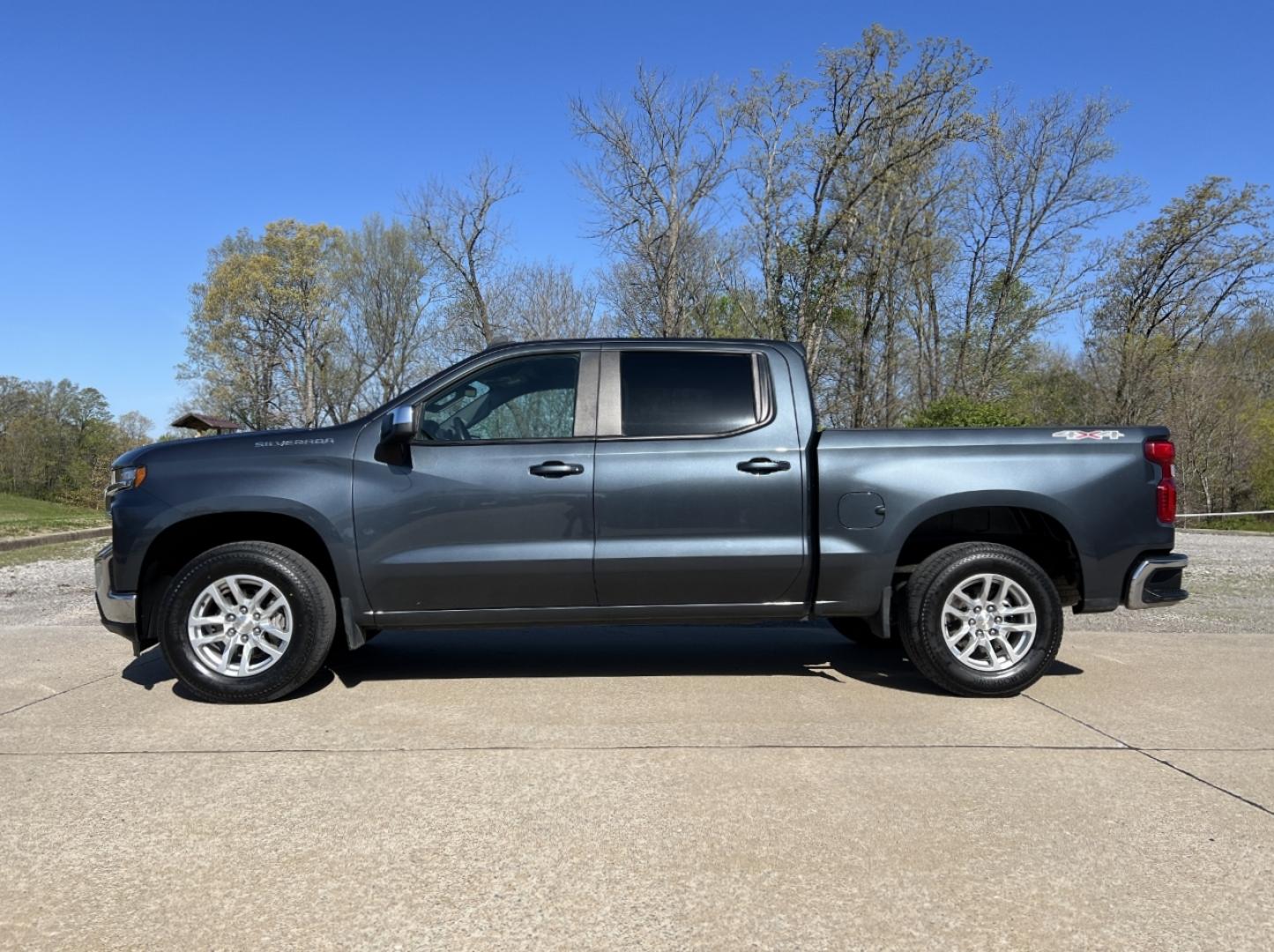 2019 GRAY /Black Cloth Chevrolet Silverado 1500 LT Crew Cab 4WD (3GCPYDEK7KG) with an 2.7L 4 Cyl. engine, Automatic transmission, located at 2990 Old Orchard Rd., Jackson, MO, 63755, 37.354214, -89.612106 - 2019 Chevrolet Silverado 1500 LT 1-Owner 178xxx miles 4x4 2.7L 4 Cyl. Automatic Power Driver Seat Heated Seats Heated Steering Wheel Backup Camera Bluetooth Remote Start Cruise Power Windows/Locks/Mirrors We have financing available and we accept trades! Fill out a credit application o - Photo#8