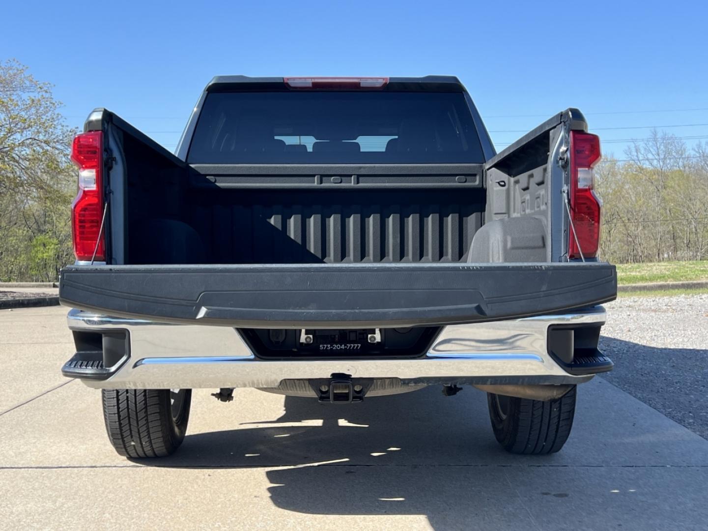 2019 GRAY /Black Cloth Chevrolet Silverado 1500 LT Crew Cab 4WD (3GCPYDEK7KG) with an 2.7L 4 Cyl. engine, Automatic transmission, located at 2990 Old Orchard Rd., Jackson, MO, 63755, 37.354214, -89.612106 - 2019 Chevrolet Silverado 1500 LT 1-Owner 178xxx miles 4x4 2.7L 4 Cyl. Automatic Power Driver Seat Heated Seats Heated Steering Wheel Backup Camera Bluetooth Remote Start Cruise Power Windows/Locks/Mirrors We have financing available and we accept trades! Fill out a credit application o - Photo#20