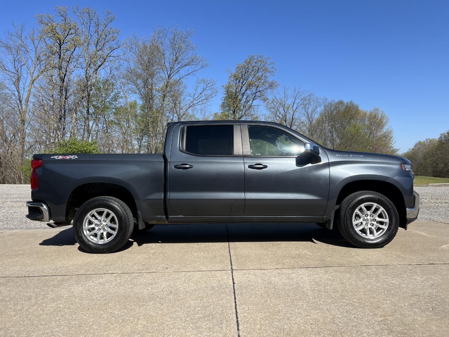 2019 GRAY /Black Cloth Chevrolet Silverado 1500 LT Crew Cab 4WD (3GCPYDEK7KG) with an 2.7L 4 Cyl. engine, Automatic transmission, located at 2990 Old Orchard Rd., Jackson, MO, 63755, 37.354214, -89.612106 - 2019 Chevrolet Silverado 1500 LT 1-Owner 178xxx miles 4x4 2.7L 4 Cyl. Automatic Power Driver Seat Heated Seats Heated Steering Wheel Backup Camera Bluetooth Remote Start Cruise Power Windows/Locks/Mirrors We have financing available and we accept trades! Fill out a credit application o - Photo#9