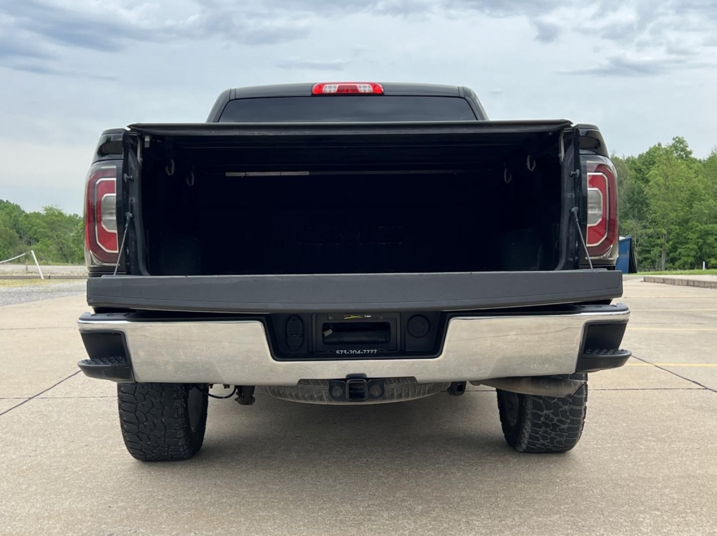 2017 BLACK /Tan Leather GMC Sierra 1500 SLT Crew Cab Long Box 4WD (3GTU2NEC2HG) with an 5.3L V8 engine, Automatic transmission, located at 2990 Old Orchard Rd., Jackson, MO, 63755, 37.354214, -89.612106 - 2017 GMC Sierra 1500 SLT 1-Owner 171xxx miles 4x4 5.3L V8 Automatic Leather Power/Heated Seats Backup Camera Bluetooth Remote Start Cruise Power Windows/Locks/Mirrors We have financing available and we accept trades! Fill out a credit application on our website or come by today! If you - Photo#21