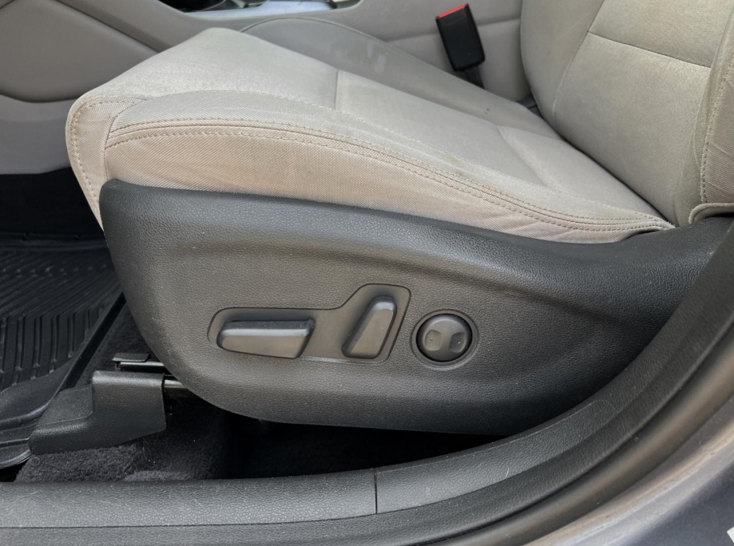 2018 GRAY /Gray Cloth Hyundai Tucson SE AWD (KM8J3CA46JU) with an 2.0L 4 Cyl. engine, Automatic transmission, located at 2990 Old Orchard Rd., Jackson, MO, 63755, 37.354214, -89.612106 - 2018 Hyundai Tucson SEL 124xxx miles All Wheel Drive 2.0L 4 Cyl. Automatic Backup Camera Power Driver Seat Heated Seats Bluetooth Cruise Power Windows/Locks/Mirrors We have financing available and we accept trades! Fill out a credit application on our website or come by today! If you hav - Photo#4