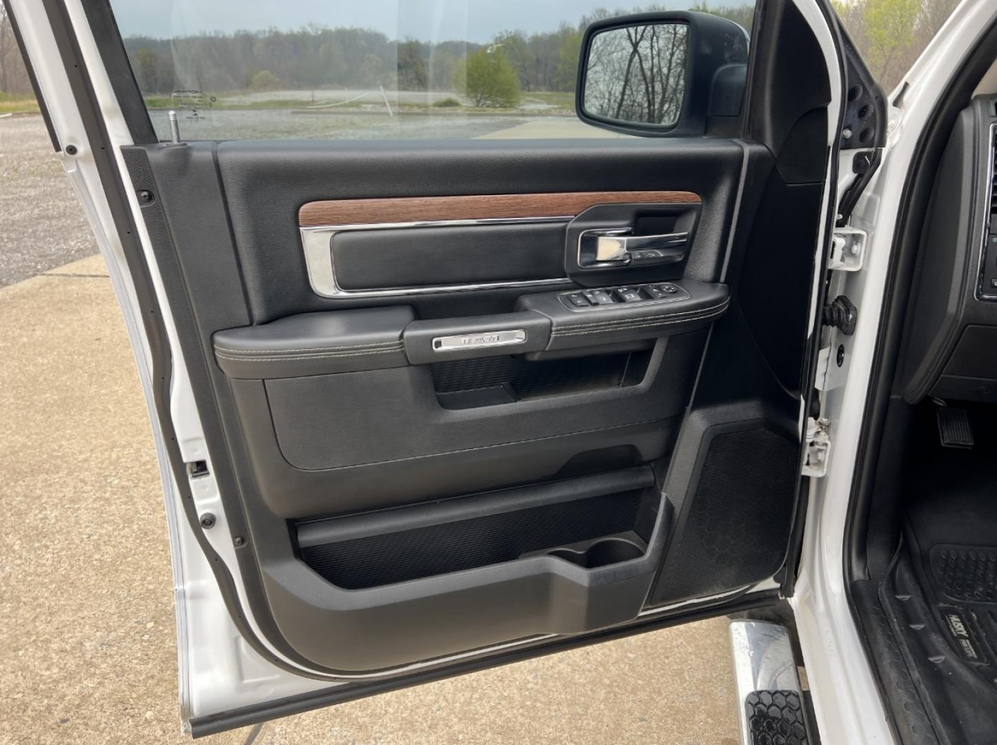 2018 WHITE /Black Leather RAM 1500 Laramie Crew Cab SWB 4WD (1C6RR7NT3JS) with an 5.7L V8 engine, Automatic transmission, located at 2990 Old Orchard Rd., Jackson, MO, 63755, 37.354214, -89.612106 - 2018 Ram 1500 Laramie 1-Owner 98xxx miles 4x4 5.7L V8 HEMI Automatic Leather Navigation Power/Heated/Cooled Seats Heated Rear Seats Heated Steering Wheel Backup Camera Bluetooth Remote Start Cruise Power Windows/Locks/Mirrors We have financing available and we accept trades! Fill out - Photo#16