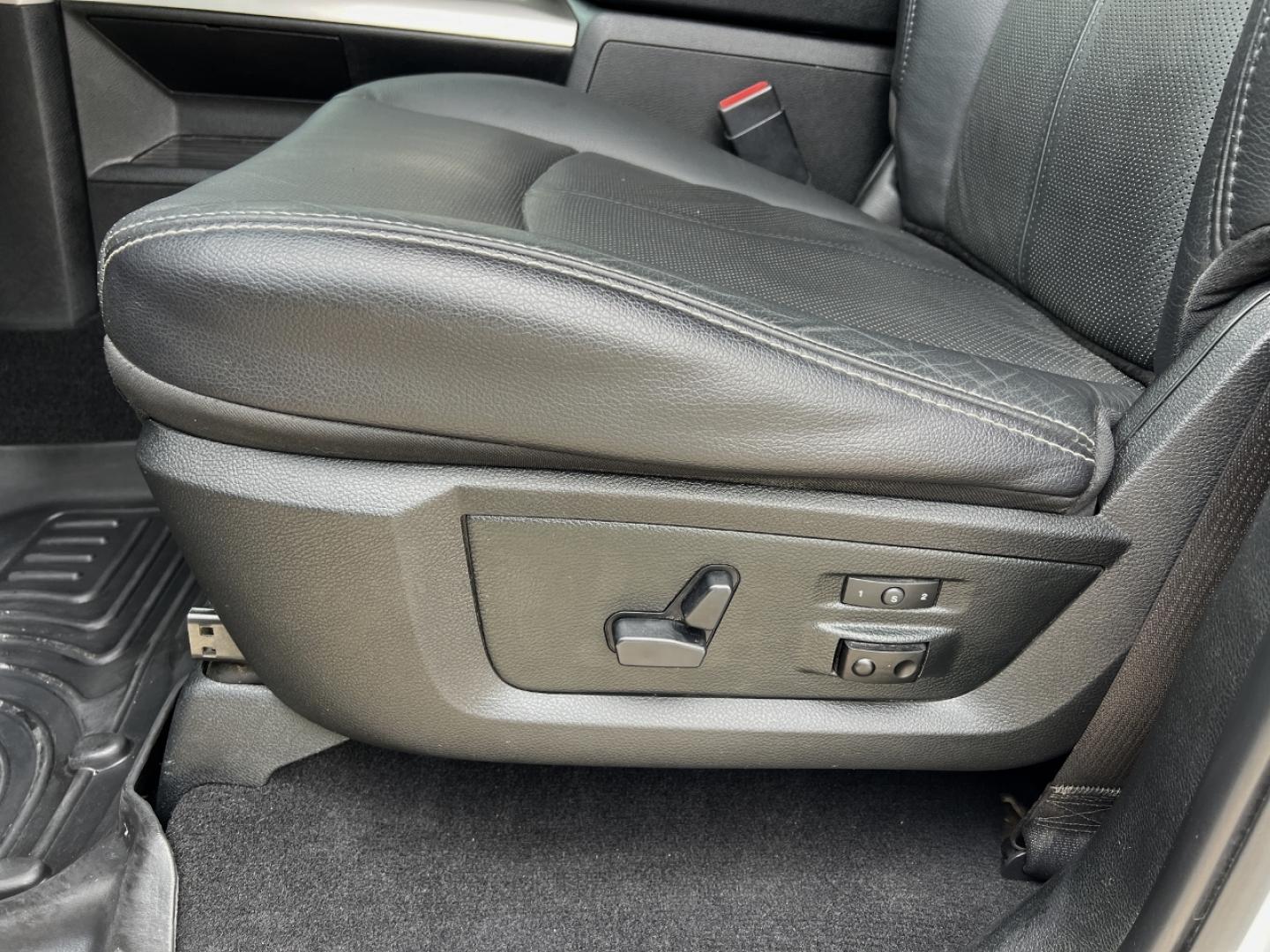 2018 WHITE /Black Leather RAM 1500 Laramie Crew Cab SWB 4WD (1C6RR7NT3JS) with an 5.7L V8 engine, Automatic transmission, located at 2990 Old Orchard Rd., Jackson, MO, 63755, 37.354214, -89.612106 - 2018 Ram 1500 Laramie 1-Owner 98xxx miles 4x4 5.7L V8 HEMI Automatic Leather Navigation Power/Heated/Cooled Seats Heated Rear Seats Heated Steering Wheel Backup Camera Bluetooth Remote Start Cruise Power Windows/Locks/Mirrors We have financing available and we accept trades! Fill out - Photo#6