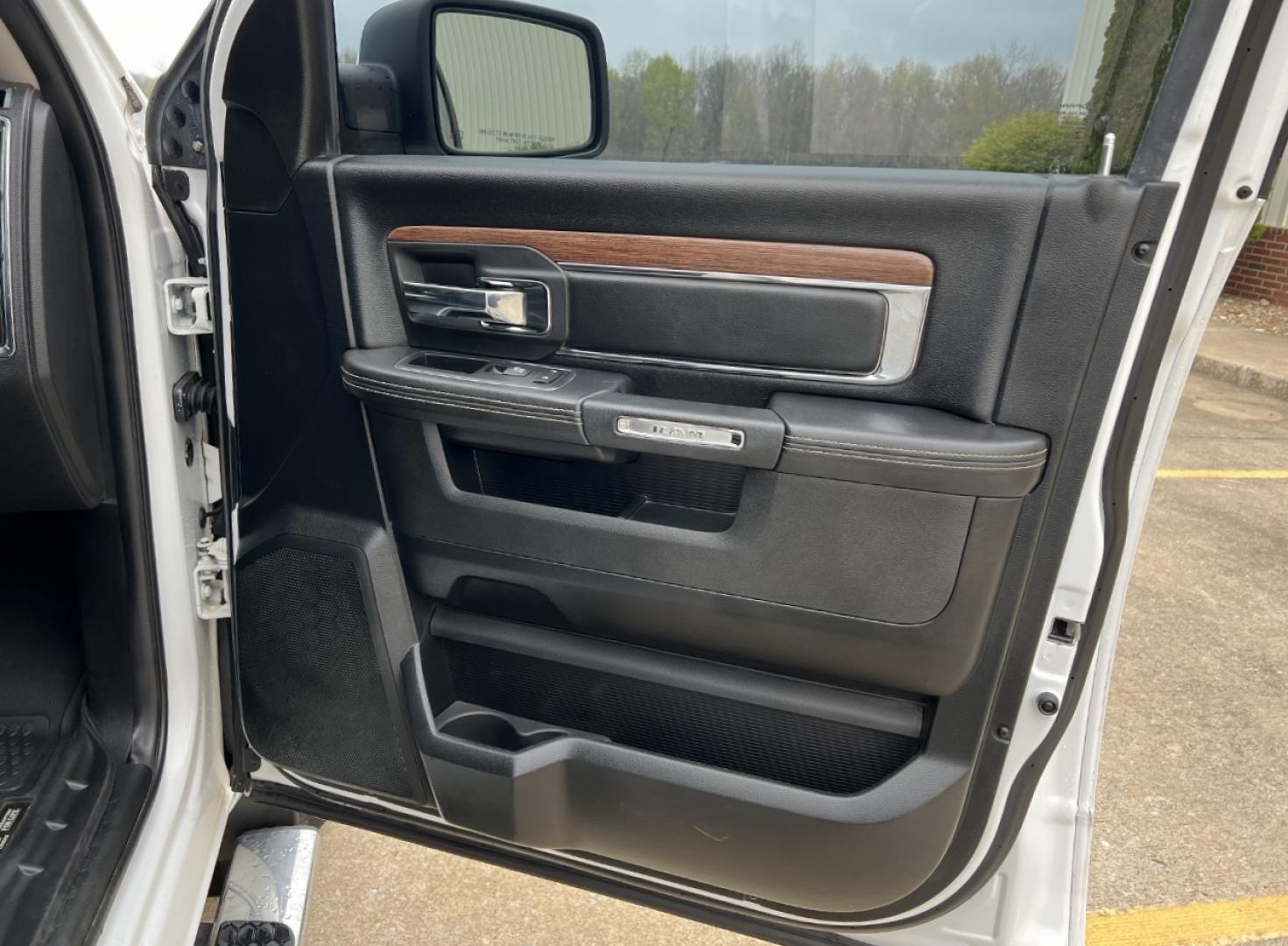 2018 WHITE /Black Leather RAM 1500 Laramie Crew Cab SWB 4WD (1C6RR7NT3JS) with an 5.7L V8 engine, Automatic transmission, located at 2990 Old Orchard Rd., Jackson, MO, 63755, 37.354214, -89.612106 - 2018 Ram 1500 Laramie 1-Owner 98xxx miles 4x4 5.7L V8 HEMI Automatic Leather Navigation Power/Heated/Cooled Seats Heated Rear Seats Heated Steering Wheel Backup Camera Bluetooth Remote Start Cruise Power Windows/Locks/Mirrors We have financing available and we accept trades! Fill out - Photo#18