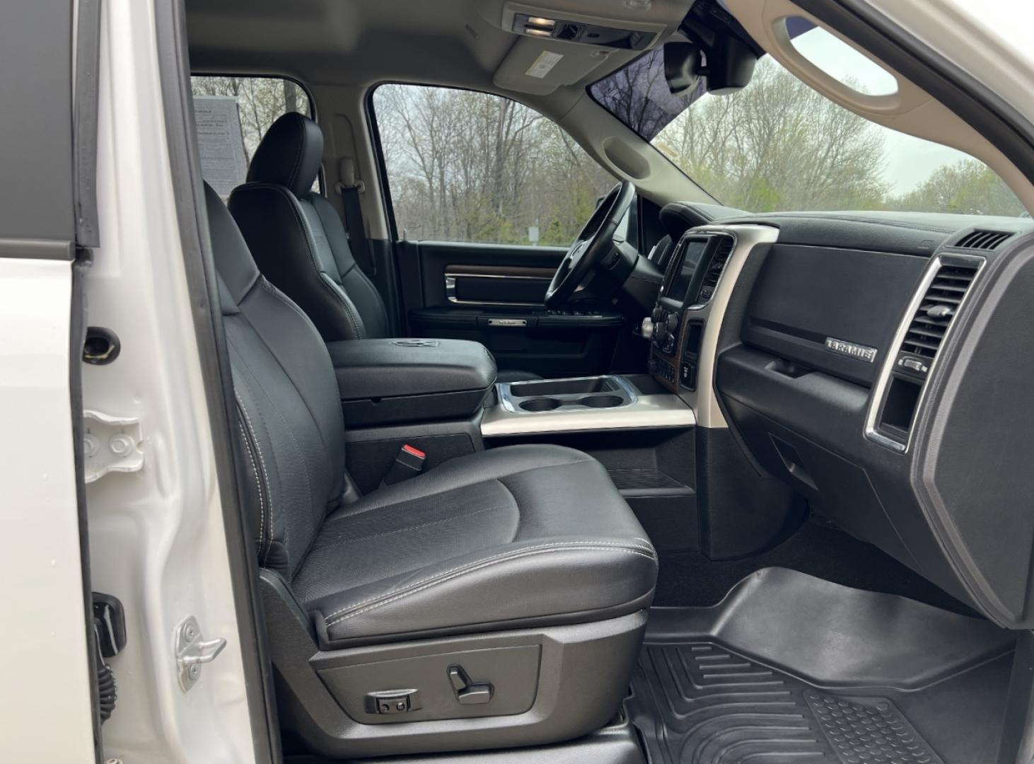2018 WHITE /Black Leather RAM 1500 Laramie Crew Cab SWB 4WD (1C6RR7NT3JS) with an 5.7L V8 engine, Automatic transmission, located at 2990 Old Orchard Rd., Jackson, MO, 63755, 37.354214, -89.612106 - 2018 Ram 1500 Laramie 1-Owner 98xxx miles 4x4 5.7L V8 HEMI Automatic Leather Navigation Power/Heated/Cooled Seats Heated Rear Seats Heated Steering Wheel Backup Camera Bluetooth Remote Start Cruise Power Windows/Locks/Mirrors We have financing available and we accept trades! Fill out - Photo#19