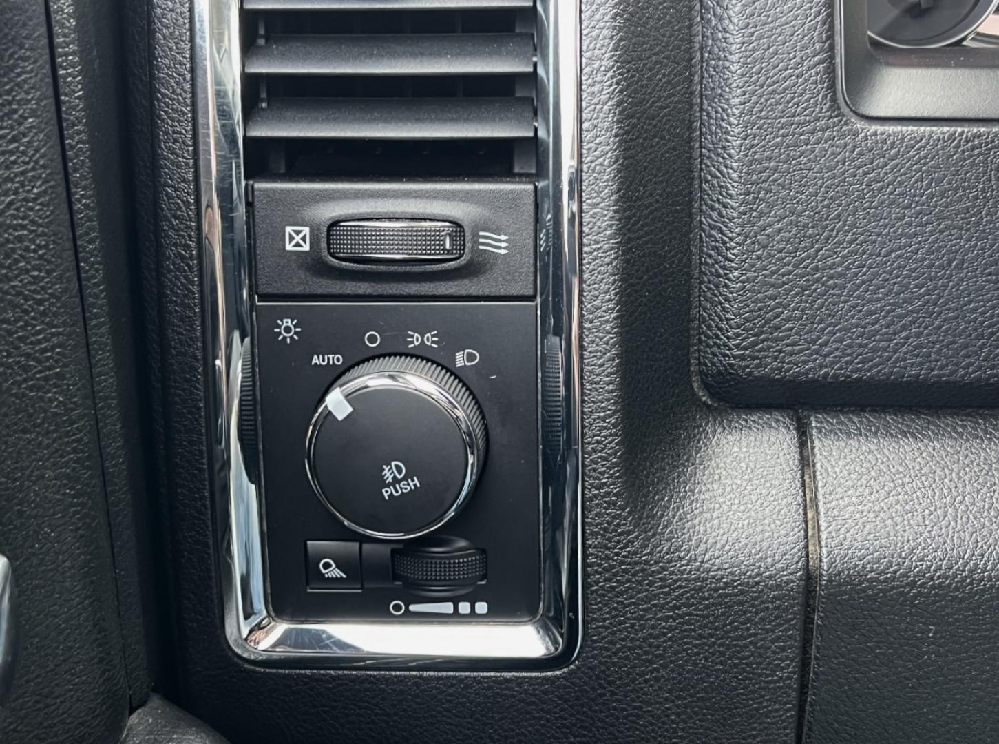 2018 WHITE /Black Leather RAM 1500 Laramie Crew Cab SWB 4WD (1C6RR7NT3JS) with an 5.7L V8 engine, Automatic transmission, located at 2990 Old Orchard Rd., Jackson, MO, 63755, 37.354214, -89.612106 - 2018 Ram 1500 Laramie 1-Owner 98xxx miles 4x4 5.7L V8 HEMI Automatic Leather Navigation Power/Heated/Cooled Seats Heated Rear Seats Heated Steering Wheel Backup Camera Bluetooth Remote Start Cruise Power Windows/Locks/Mirrors We have financing available and we accept trades! Fill out - Photo#32