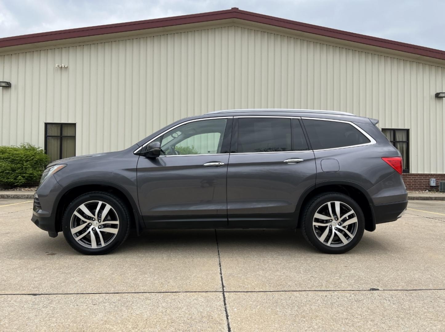 2017 GRAY /Black Leather Honda Pilot Touring 4WD (5FNYF6H92HB) with an 3.5L V6 engine, Automatic transmission, located at 2990 Old Orchard Rd., Jackson, MO, 63755, 37.354214, -89.612106 - 2017 Honda Pilot Touring 157xxx miles All Wheel Drive 3.5L V6 Automatic Leather 3rd Row Power/Heated Seats Rear Entertainment Backup Camera Sunroof Bluetooth Remote Start Cruise Power Windows/Locks/Mirrors We have financing available and we accept trades! Fill out a credit application - Photo#9