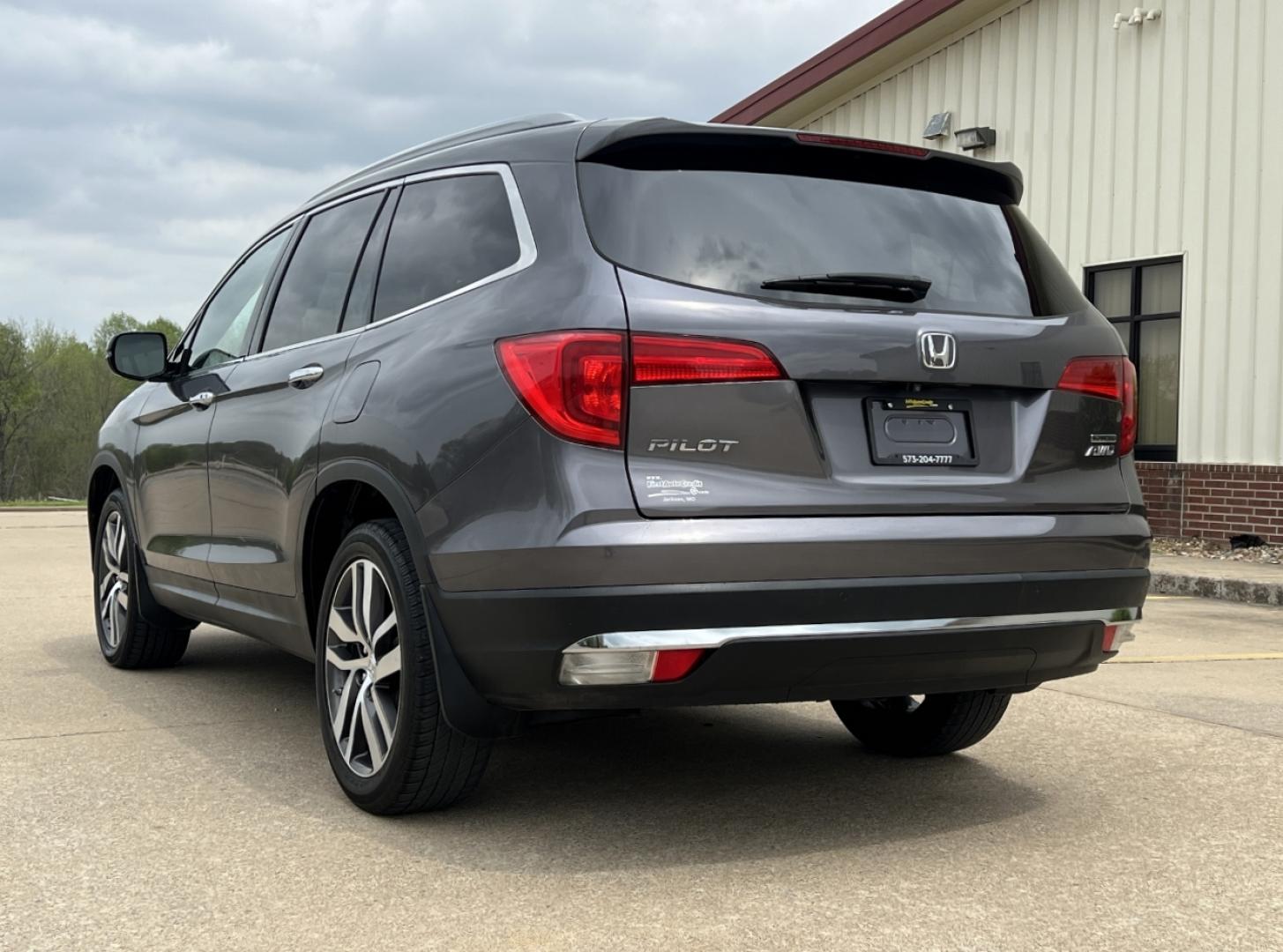 2017 GRAY /Black Leather Honda Pilot Touring 4WD (5FNYF6H92HB) with an 3.5L V6 engine, Automatic transmission, located at 2990 Old Orchard Rd., Jackson, MO, 63755, 37.354214, -89.612106 - 2017 Honda Pilot Touring 157xxx miles All Wheel Drive 3.5L V6 Automatic Leather 3rd Row Power/Heated Seats Rear Entertainment Backup Camera Sunroof Bluetooth Remote Start Cruise Power Windows/Locks/Mirrors We have financing available and we accept trades! Fill out a credit application - Photo#12