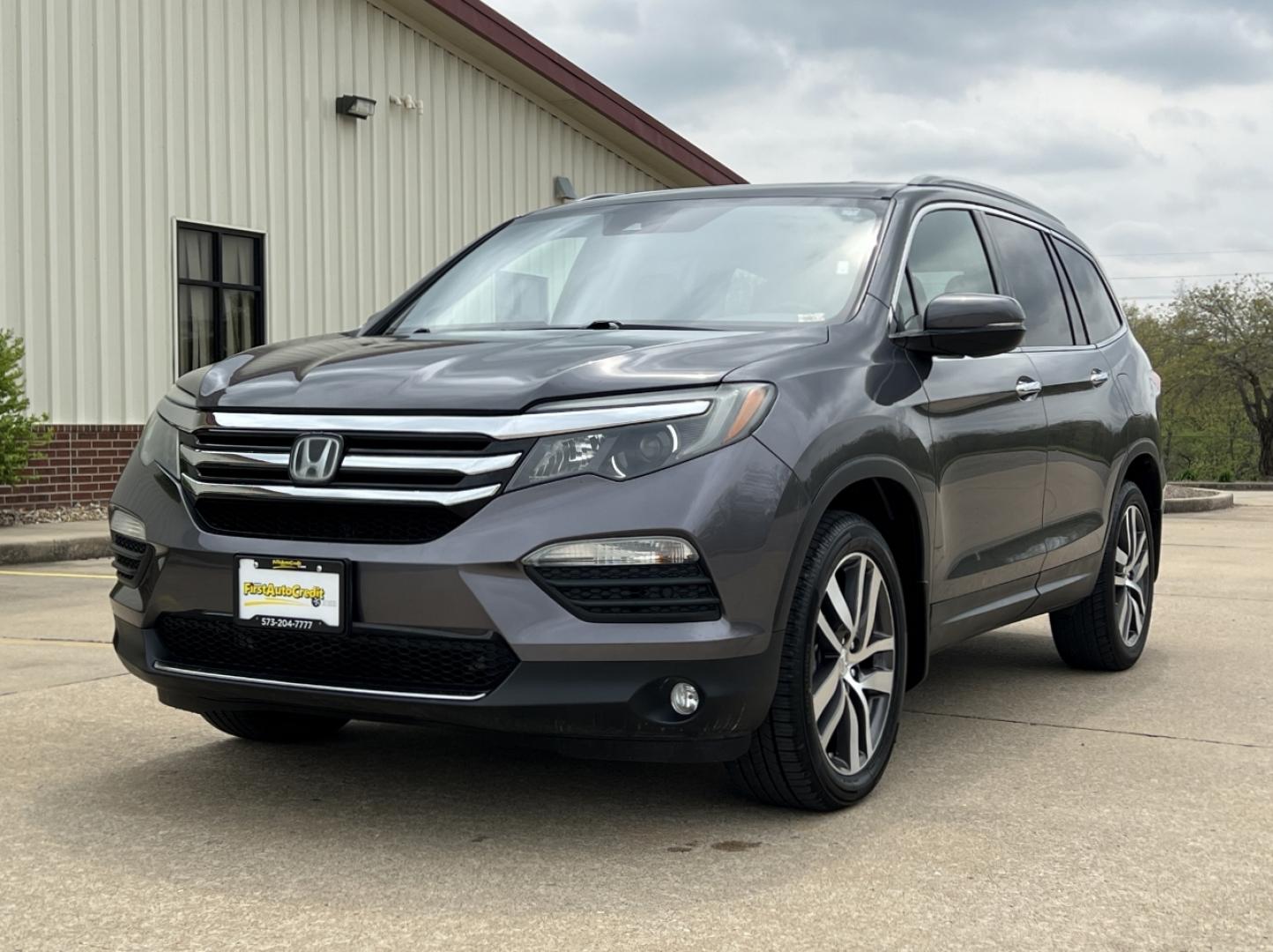 2017 GRAY /Black Leather Honda Pilot Touring 4WD (5FNYF6H92HB) with an 3.5L V6 engine, Automatic transmission, located at 2990 Old Orchard Rd., Jackson, MO, 63755, 37.354214, -89.612106 - 2017 Honda Pilot Touring 157xxx miles All Wheel Drive 3.5L V6 Automatic Leather 3rd Row Power/Heated Seats Rear Entertainment Backup Camera Sunroof Bluetooth Remote Start Cruise Power Windows/Locks/Mirrors We have financing available and we accept trades! Fill out a credit application - Photo#8