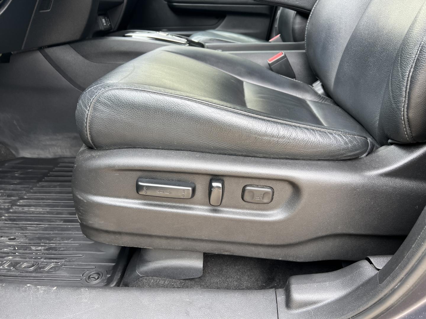 2017 GRAY /Black Leather Honda Pilot Touring 4WD (5FNYF6H92HB) with an 3.5L V6 engine, Automatic transmission, located at 2990 Old Orchard Rd., Jackson, MO, 63755, 37.354214, -89.612106 - 2017 Honda Pilot Touring 157xxx miles All Wheel Drive 3.5L V6 Automatic Leather 3rd Row Power/Heated Seats Rear Entertainment Backup Camera Sunroof Bluetooth Remote Start Cruise Power Windows/Locks/Mirrors We have financing available and we accept trades! Fill out a credit application - Photo#5