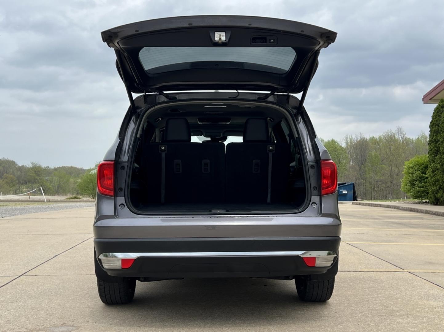 2017 GRAY /Black Leather Honda Pilot Touring 4WD (5FNYF6H92HB) with an 3.5L V6 engine, Automatic transmission, located at 2990 Old Orchard Rd., Jackson, MO, 63755, 37.354214, -89.612106 - 2017 Honda Pilot Touring 157xxx miles All Wheel Drive 3.5L V6 Automatic Leather 3rd Row Power/Heated Seats Rear Entertainment Backup Camera Sunroof Bluetooth Remote Start Cruise Power Windows/Locks/Mirrors We have financing available and we accept trades! Fill out a credit application - Photo#22