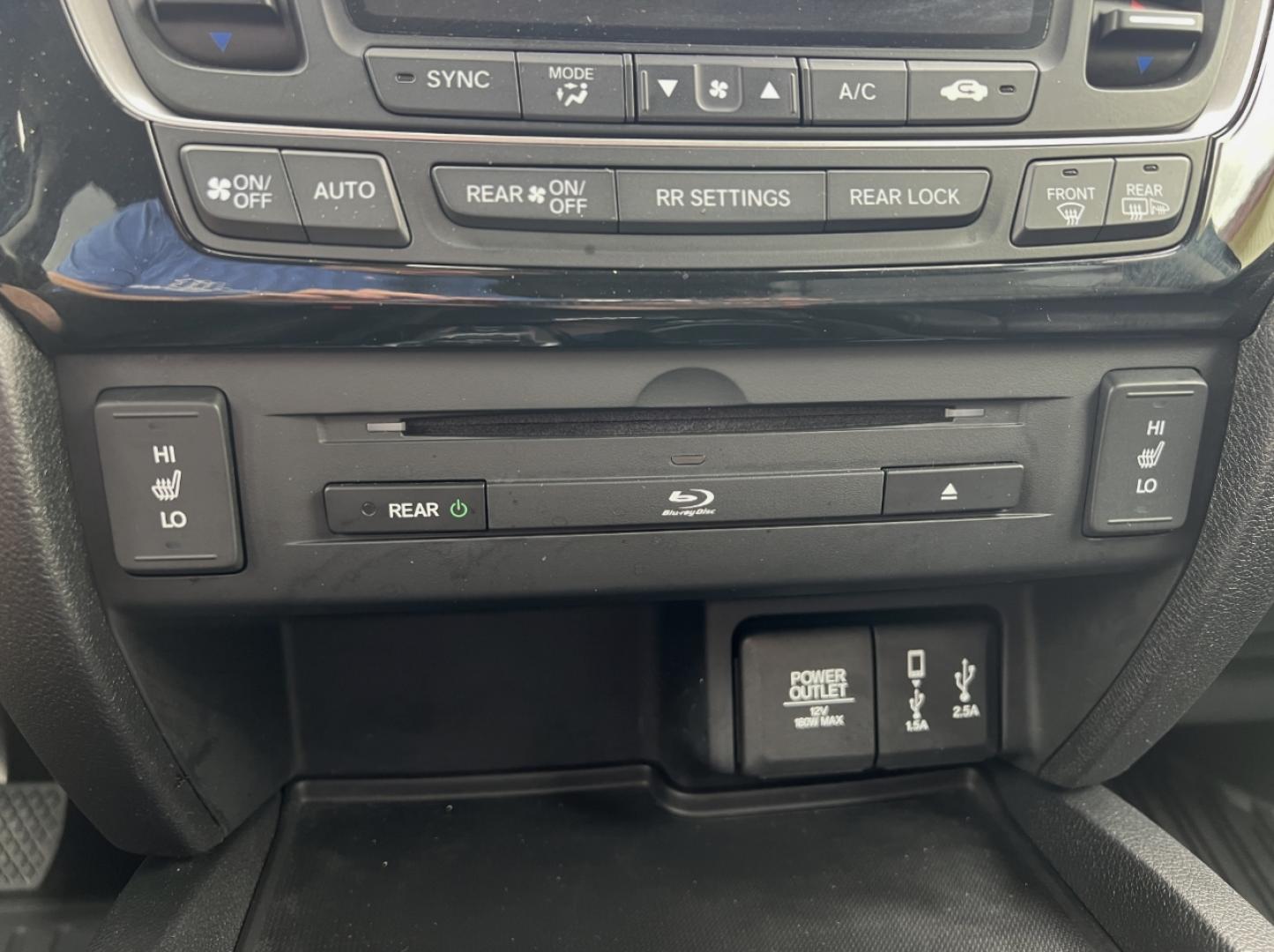 2017 GRAY /Black Leather Honda Pilot Touring 4WD (5FNYF6H92HB) with an 3.5L V6 engine, Automatic transmission, located at 2990 Old Orchard Rd., Jackson, MO, 63755, 37.354214, -89.612106 - 2017 Honda Pilot Touring 157xxx miles All Wheel Drive 3.5L V6 Automatic Leather 3rd Row Power/Heated Seats Rear Entertainment Backup Camera Sunroof Bluetooth Remote Start Cruise Power Windows/Locks/Mirrors We have financing available and we accept trades! Fill out a credit application - Photo#3