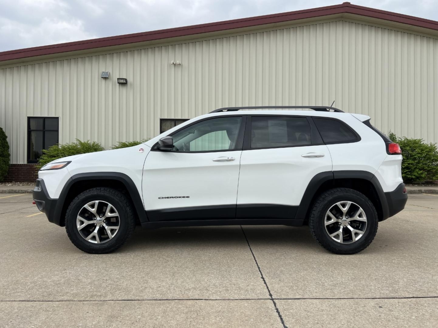 2014 WHITE /Brown Leather Jeep Cherokee Trailhawk 4WD (1C4PJMBS0EW) with an 3.2L V6 engine, Automatic transmission, located at 2990 Old Orchard Rd., Jackson, MO, 63755, 37.354214, -89.612106 - 2014 Jeep Cherokee Trailhawk 138xxx miles 4 Wheel Drive 3.2L V6 Automatic Leather Navigation Backup Camera Power Driver Seat Heated Seats Heated Steering Wheel Sunroof Bluetooth Remote Start Cruise Power Windows/Locks/Mirrors We have financing available and we accept trades! Fill out - Photo#12