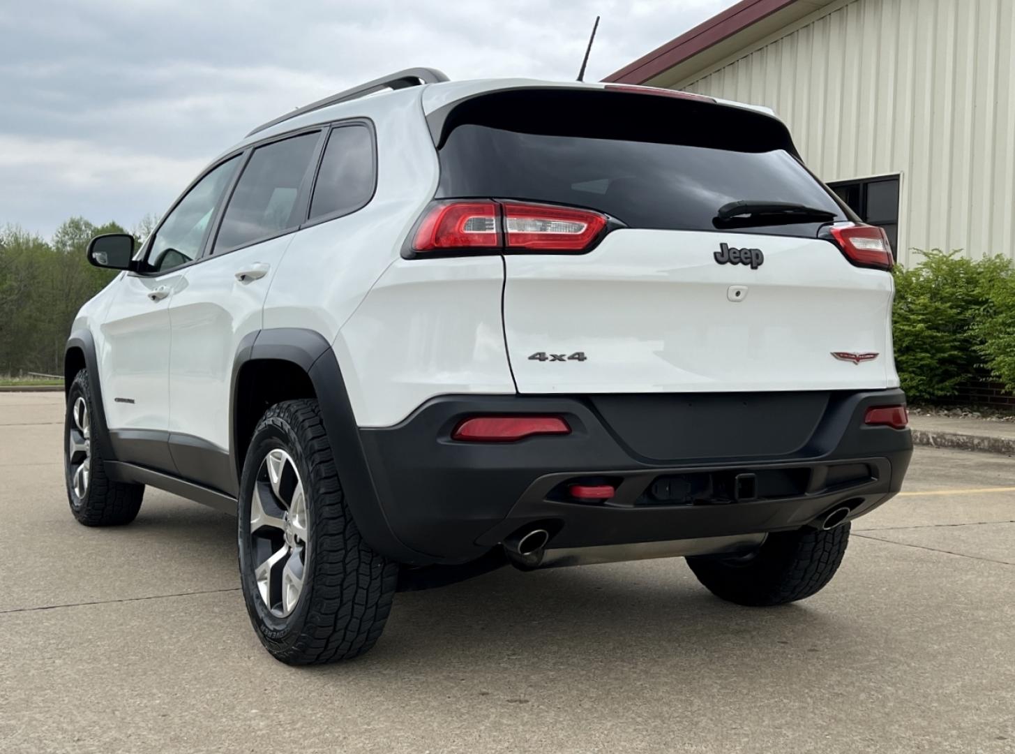2014 WHITE /Brown Leather Jeep Cherokee Trailhawk 4WD (1C4PJMBS0EW) with an 3.2L V6 engine, Automatic transmission, located at 2990 Old Orchard Rd., Jackson, MO, 63755, 37.354214, -89.612106 - 2014 Jeep Cherokee Trailhawk 138xxx miles 4 Wheel Drive 3.2L V6 Automatic Leather Navigation Backup Camera Power Driver Seat Heated Seats Heated Steering Wheel Sunroof Bluetooth Remote Start Cruise Power Windows/Locks/Mirrors We have financing available and we accept trades! Fill out - Photo#11