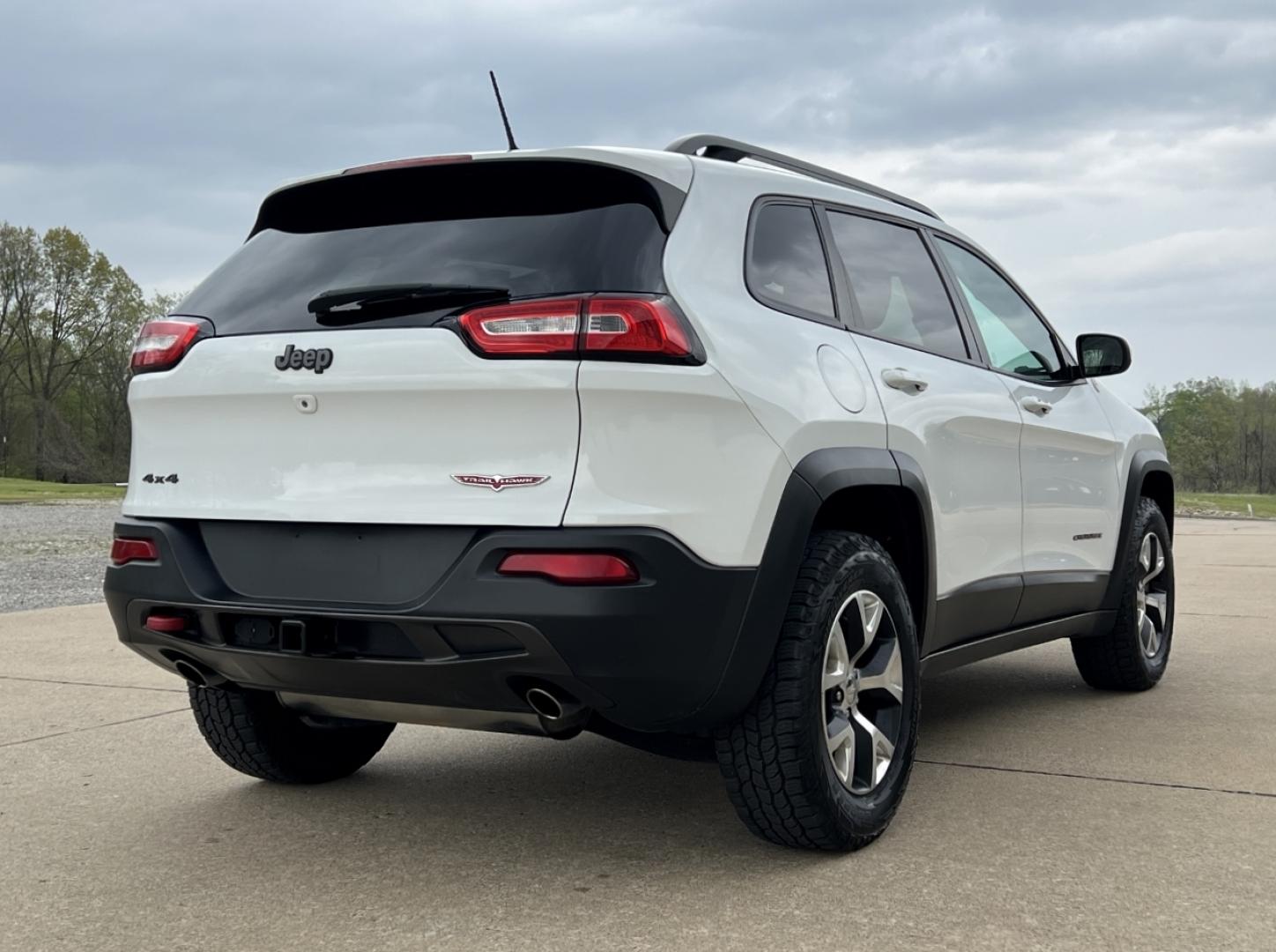 2014 WHITE /Brown Leather Jeep Cherokee Trailhawk 4WD (1C4PJMBS0EW) with an 3.2L V6 engine, Automatic transmission, located at 2990 Old Orchard Rd., Jackson, MO, 63755, 37.354214, -89.612106 - 2014 Jeep Cherokee Trailhawk 138xxx miles 4 Wheel Drive 3.2L V6 Automatic Leather Navigation Backup Camera Power Driver Seat Heated Seats Heated Steering Wheel Sunroof Bluetooth Remote Start Cruise Power Windows/Locks/Mirrors We have financing available and we accept trades! Fill out - Photo#10