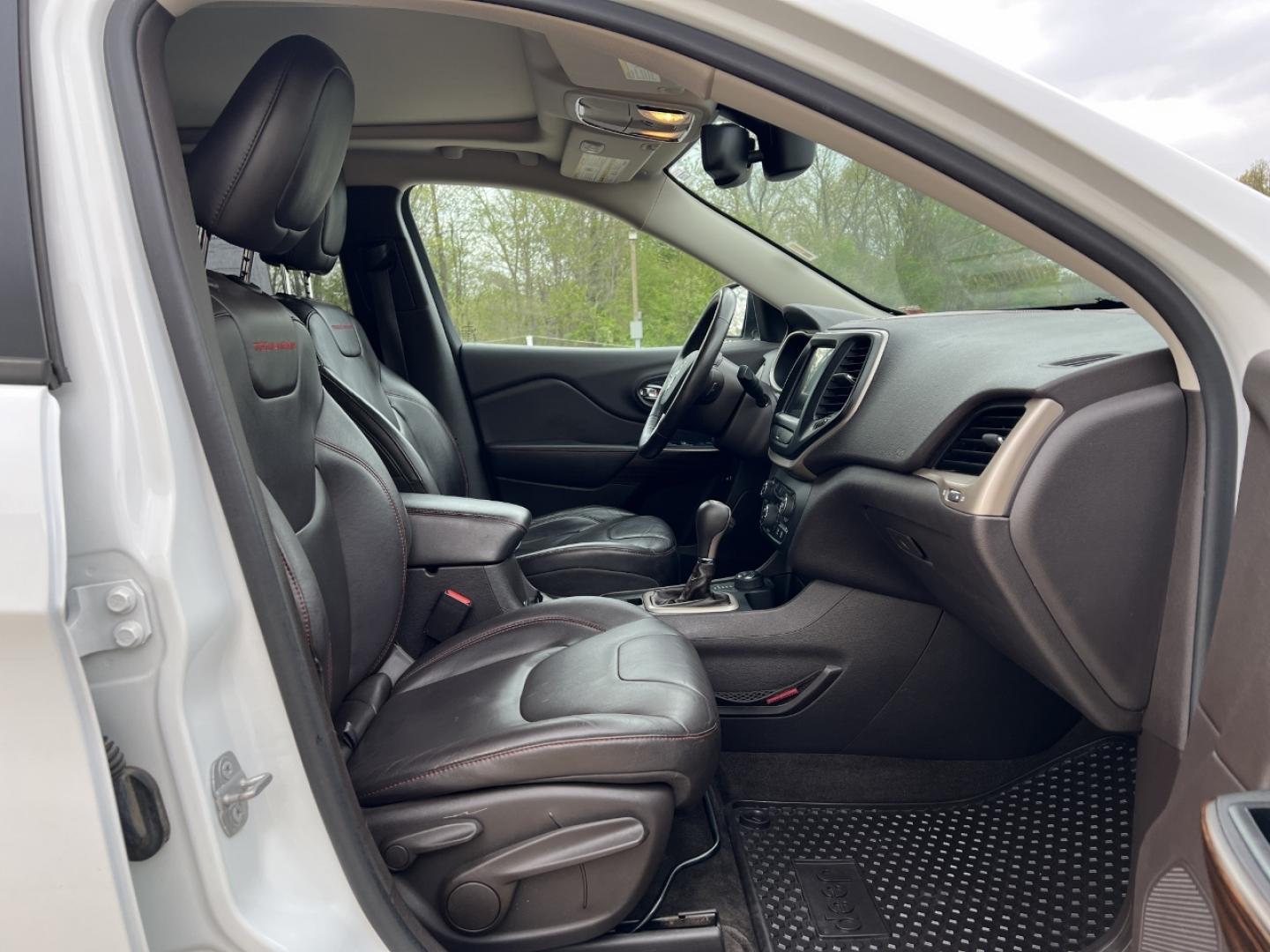 2014 WHITE /Brown Leather Jeep Cherokee Trailhawk 4WD (1C4PJMBS0EW) with an 3.2L V6 engine, Automatic transmission, located at 2990 Old Orchard Rd., Jackson, MO, 63755, 37.354214, -89.612106 - 2014 Jeep Cherokee Trailhawk 138xxx miles 4 Wheel Drive 3.2L V6 Automatic Leather Navigation Backup Camera Power Driver Seat Heated Seats Heated Steering Wheel Sunroof Bluetooth Remote Start Cruise Power Windows/Locks/Mirrors We have financing available and we accept trades! Fill out - Photo#19