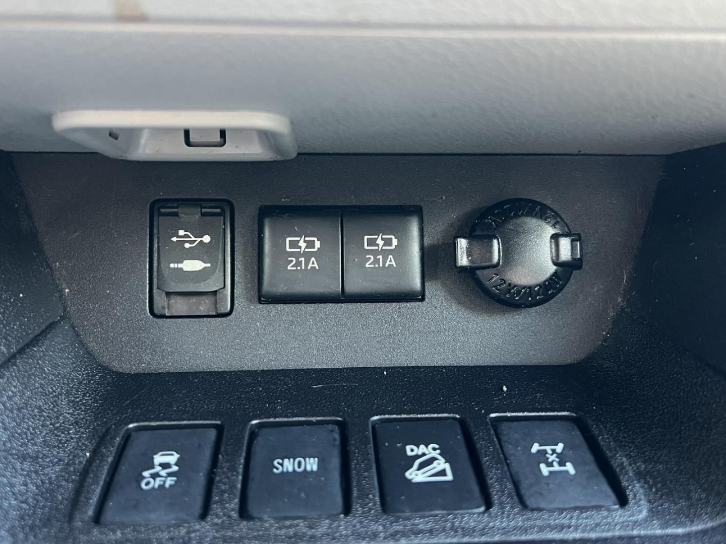 2017 BLUE /Tan Leather Toyota Highlander XLE AWD V6 (5TDJZRFH6HS) with an 3.5L V6 engine, Automatic transmission, located at 2990 Old Orchard Rd., Jackson, MO, 63755, 37.354214, -89.612106 - 2017 Toyota Highlander SE Local 1-Owner 140xxx miles All Wheel Drive 3.5L V6 Automatic Leather 3rd Row Navigation Power/Heated Seats Backup Camera Sunroof Bluetooth Cruise Power Windows/Locks/Mirrors We have financing available and we accept trades! Fill out a credit application on ou - Photo#34
