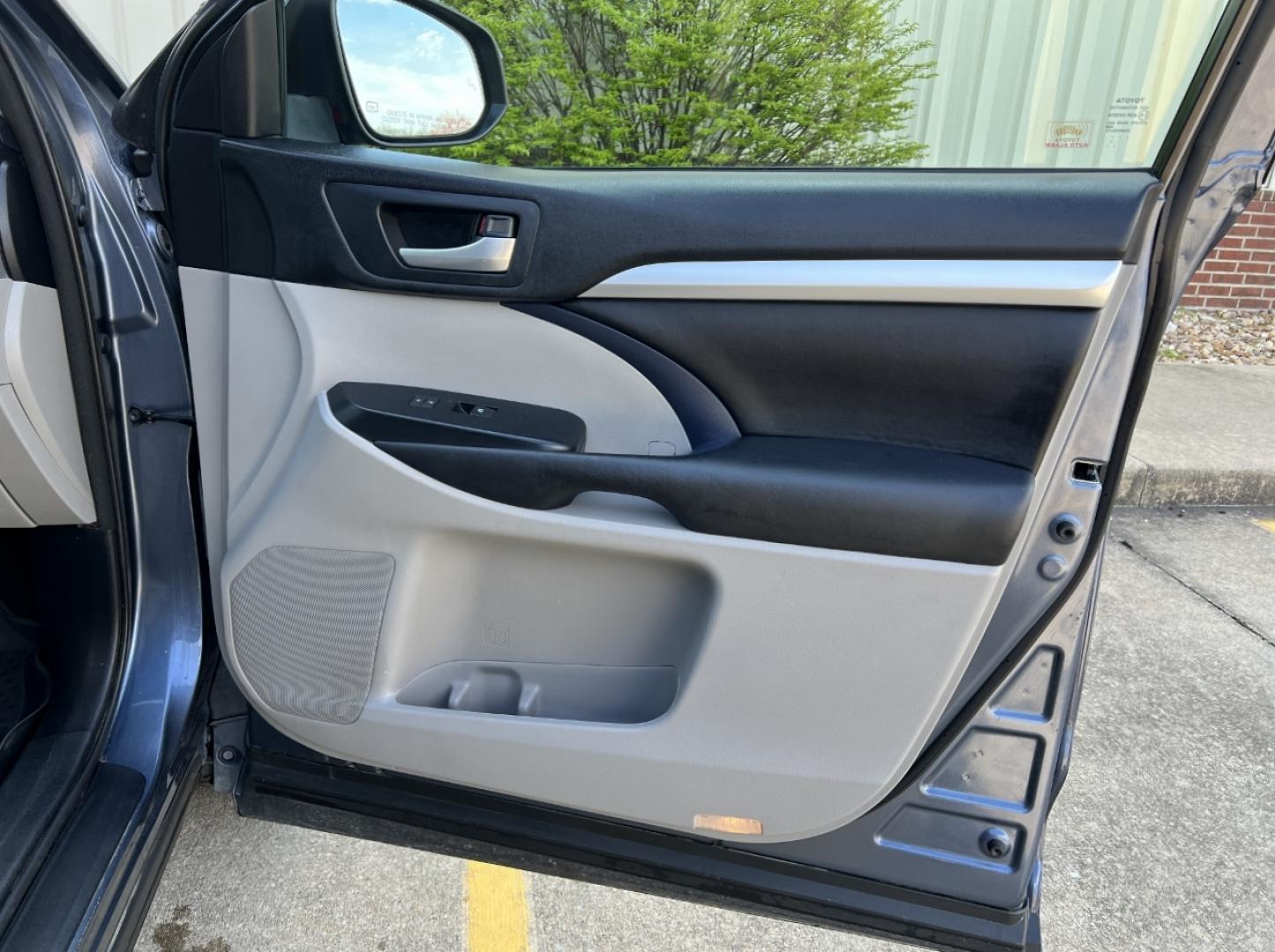 2017 BLUE /Tan Leather Toyota Highlander XLE AWD V6 (5TDJZRFH6HS) with an 3.5L V6 engine, Automatic transmission, located at 2990 Old Orchard Rd., Jackson, MO, 63755, 37.354214, -89.612106 - 2017 Toyota Highlander SE Local 1-Owner 140xxx miles All Wheel Drive 3.5L V6 Automatic Leather 3rd Row Navigation Power/Heated Seats Backup Camera Sunroof Bluetooth Cruise Power Windows/Locks/Mirrors We have financing available and we accept trades! Fill out a credit application on ou - Photo#15