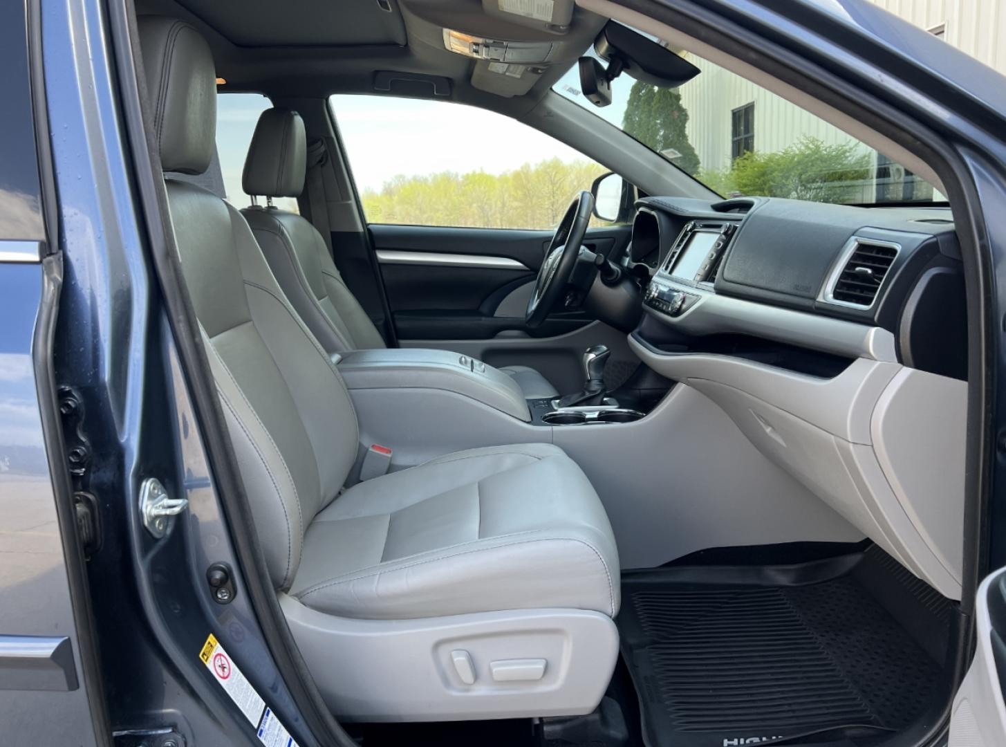 2017 BLUE /Tan Leather Toyota Highlander XLE AWD V6 (5TDJZRFH6HS) with an 3.5L V6 engine, Automatic transmission, located at 2990 Old Orchard Rd., Jackson, MO, 63755, 37.354214, -89.612106 - 2017 Toyota Highlander SE Local 1-Owner 140xxx miles All Wheel Drive 3.5L V6 Automatic Leather 3rd Row Navigation Power/Heated Seats Backup Camera Sunroof Bluetooth Cruise Power Windows/Locks/Mirrors We have financing available and we accept trades! Fill out a credit application on ou - Photo#16