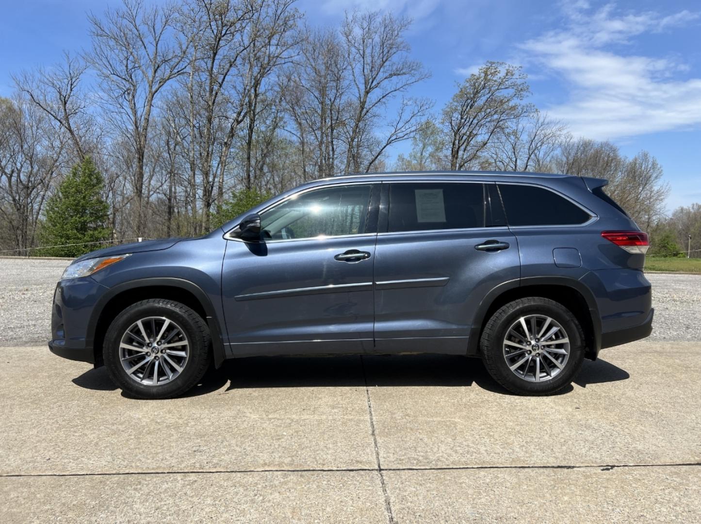 2017 BLUE /Tan Leather Toyota Highlander XLE AWD V6 (5TDJZRFH6HS) with an 3.5L V6 engine, Automatic transmission, located at 2990 Old Orchard Rd., Jackson, MO, 63755, 37.354214, -89.612106 - 2017 Toyota Highlander SE Local 1-Owner 140xxx miles All Wheel Drive 3.5L V6 Automatic Leather 3rd Row Navigation Power/Heated Seats Backup Camera Sunroof Bluetooth Cruise Power Windows/Locks/Mirrors We have financing available and we accept trades! Fill out a credit application on ou - Photo#8
