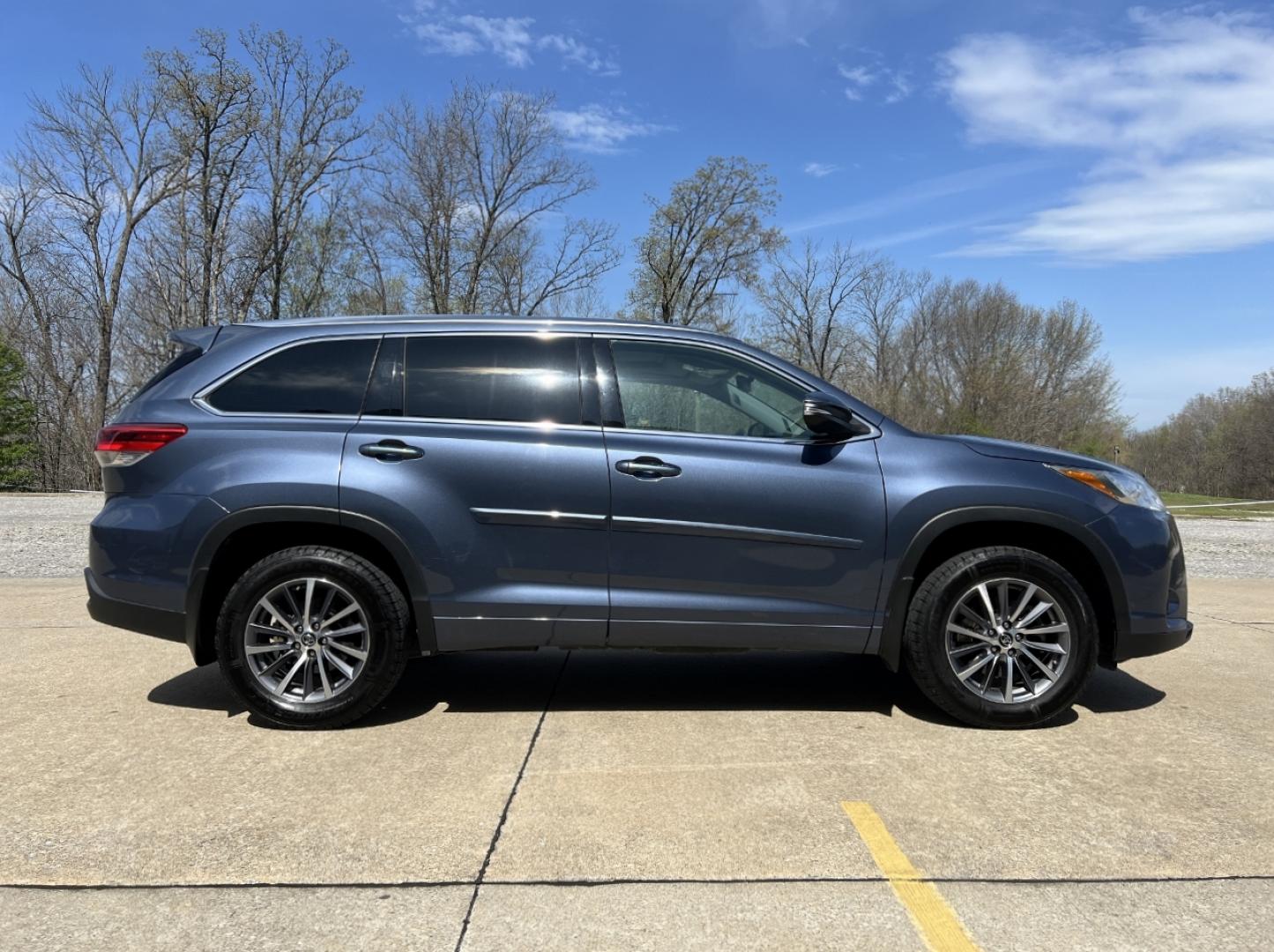 2017 BLUE /Tan Leather Toyota Highlander XLE AWD V6 (5TDJZRFH6HS) with an 3.5L V6 engine, Automatic transmission, located at 2990 Old Orchard Rd., Jackson, MO, 63755, 37.354214, -89.612106 - 2017 Toyota Highlander SE Local 1-Owner 140xxx miles All Wheel Drive 3.5L V6 Automatic Leather 3rd Row Navigation Power/Heated Seats Backup Camera Sunroof Bluetooth Cruise Power Windows/Locks/Mirrors We have financing available and we accept trades! Fill out a credit application on ou - Photo#9