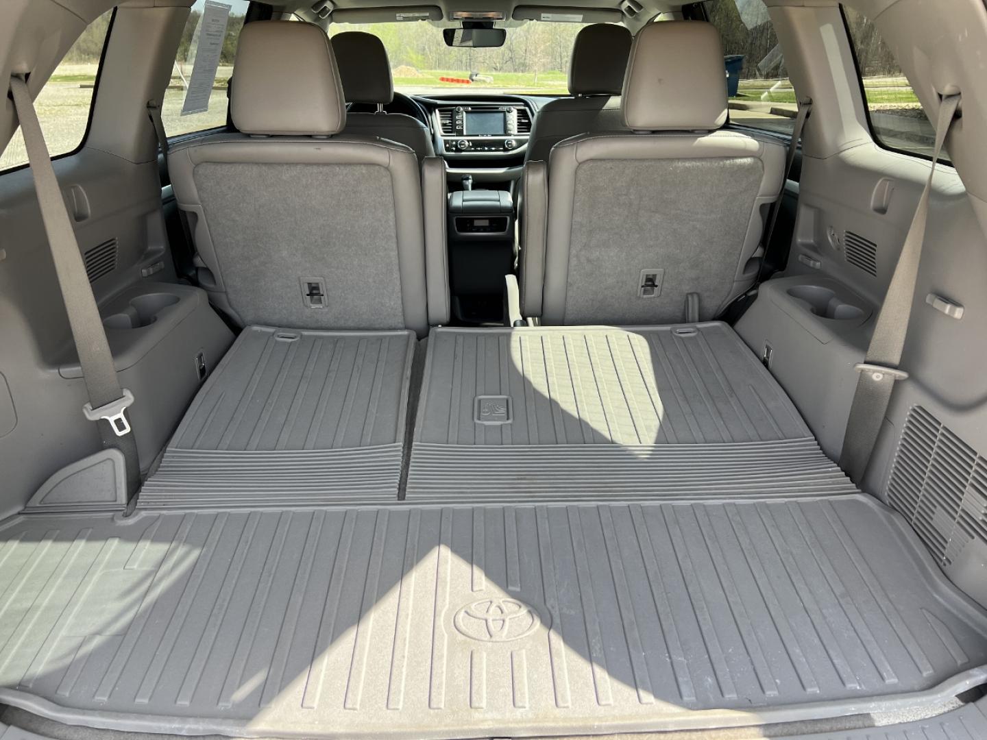 2017 BLUE /Tan Leather Toyota Highlander XLE AWD V6 (5TDJZRFH6HS) with an 3.5L V6 engine, Automatic transmission, located at 2990 Old Orchard Rd., Jackson, MO, 63755, 37.354214, -89.612106 - 2017 Toyota Highlander SE Local 1-Owner 140xxx miles All Wheel Drive 3.5L V6 Automatic Leather 3rd Row Navigation Power/Heated Seats Backup Camera Sunroof Bluetooth Cruise Power Windows/Locks/Mirrors We have financing available and we accept trades! Fill out a credit application on ou - Photo#21