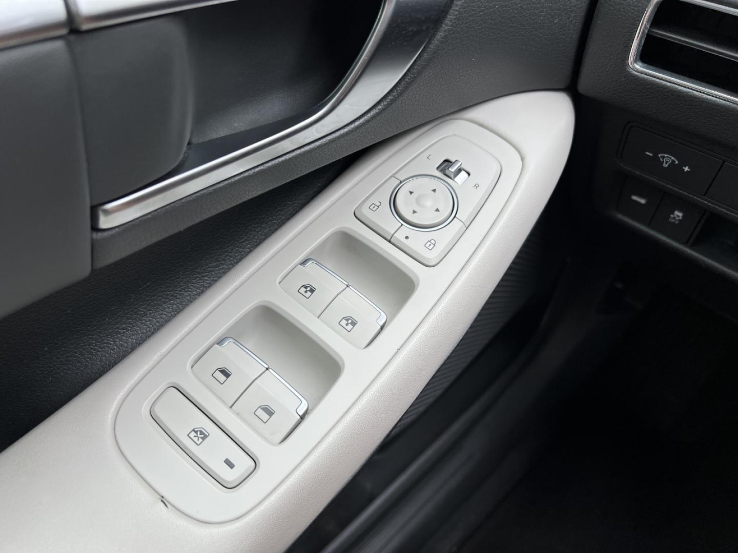 2022 GRAY /Gray Cloth Hyundai Sonata SEL (KMHL64JA1NA) with an 2.5L 4 Cyl. engine, Automatic transmission, located at 2990 Old Orchard Rd., Jackson, MO, 63755, 37.354214, -89.612106 - 2022 Hyundai Sonata SEL Local 1-Owner 75xxx miles Front Wheel Drive 2.5L 4 Cyl. Automatic Backup Camera Power Driver Seat Heated Seats Bluetooth Remote Start Cruise Power Windows/Locks/Mirrors We have financing available and we accept trades! Fill out a credit application on our website - Photo#29