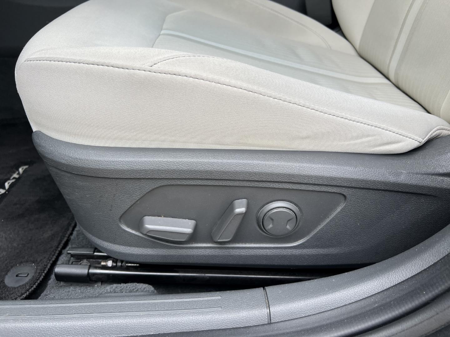 2022 GRAY /Gray Cloth Hyundai Sonata SEL (KMHL64JA1NA) with an 2.5L 4 Cyl. engine, Automatic transmission, located at 2990 Old Orchard Rd., Jackson, MO, 63755, 37.354214, -89.612106 - 2022 Hyundai Sonata SEL Local 1-Owner 75xxx miles Front Wheel Drive 2.5L 4 Cyl. Automatic Backup Camera Power Driver Seat Heated Seats Bluetooth Remote Start Cruise Power Windows/Locks/Mirrors We have financing available and we accept trades! Fill out a credit application on our website - Photo#3