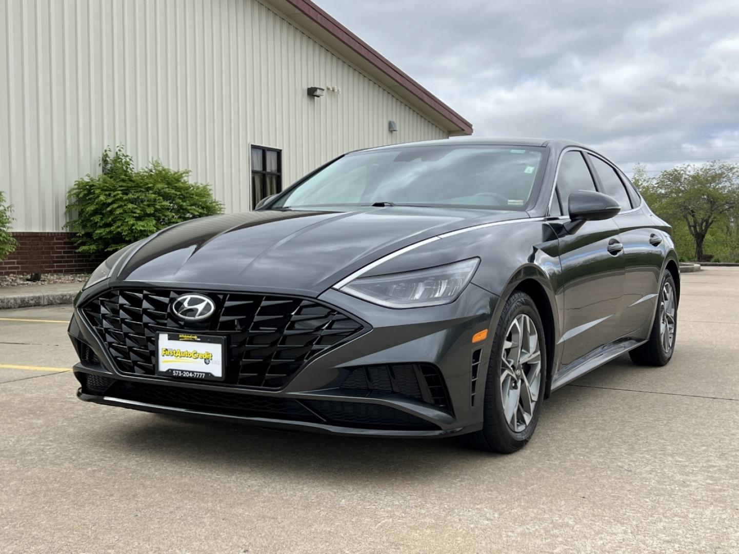 2022 GRAY /Gray Cloth Hyundai Sonata SEL (KMHL64JA1NA) with an 2.5L 4 Cyl. engine, Automatic transmission, located at 2990 Old Orchard Rd., Jackson, MO, 63755, 37.354214, -89.612106 - 2022 Hyundai Sonata SEL Local 1-Owner 75xxx miles Front Wheel Drive 2.5L 4 Cyl. Automatic Backup Camera Power Driver Seat Heated Seats Bluetooth Remote Start Cruise Power Windows/Locks/Mirrors We have financing available and we accept trades! Fill out a credit application on our website - Photo#5