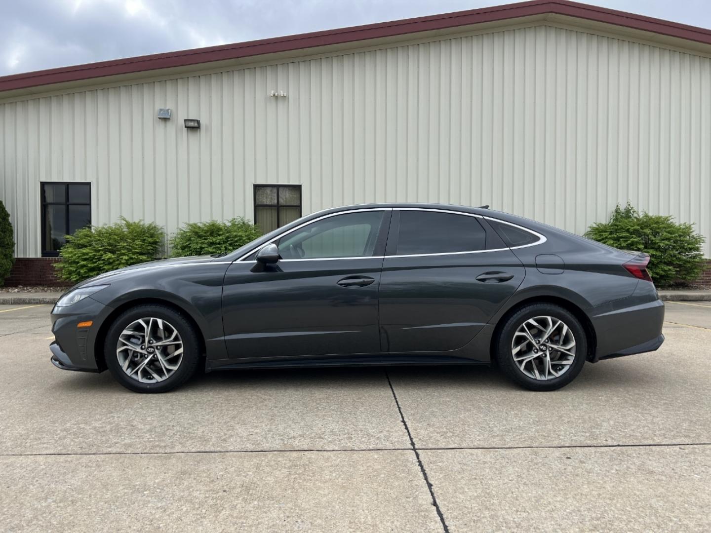 2022 GRAY /Gray Cloth Hyundai Sonata SEL (KMHL64JA1NA) with an 2.5L 4 Cyl. engine, Automatic transmission, located at 2990 Old Orchard Rd., Jackson, MO, 63755, 37.354214, -89.612106 - 2022 Hyundai Sonata SEL Local 1-Owner 75xxx miles Front Wheel Drive 2.5L 4 Cyl. Automatic Backup Camera Power Driver Seat Heated Seats Bluetooth Remote Start Cruise Power Windows/Locks/Mirrors We have financing available and we accept trades! Fill out a credit application on our website - Photo#6