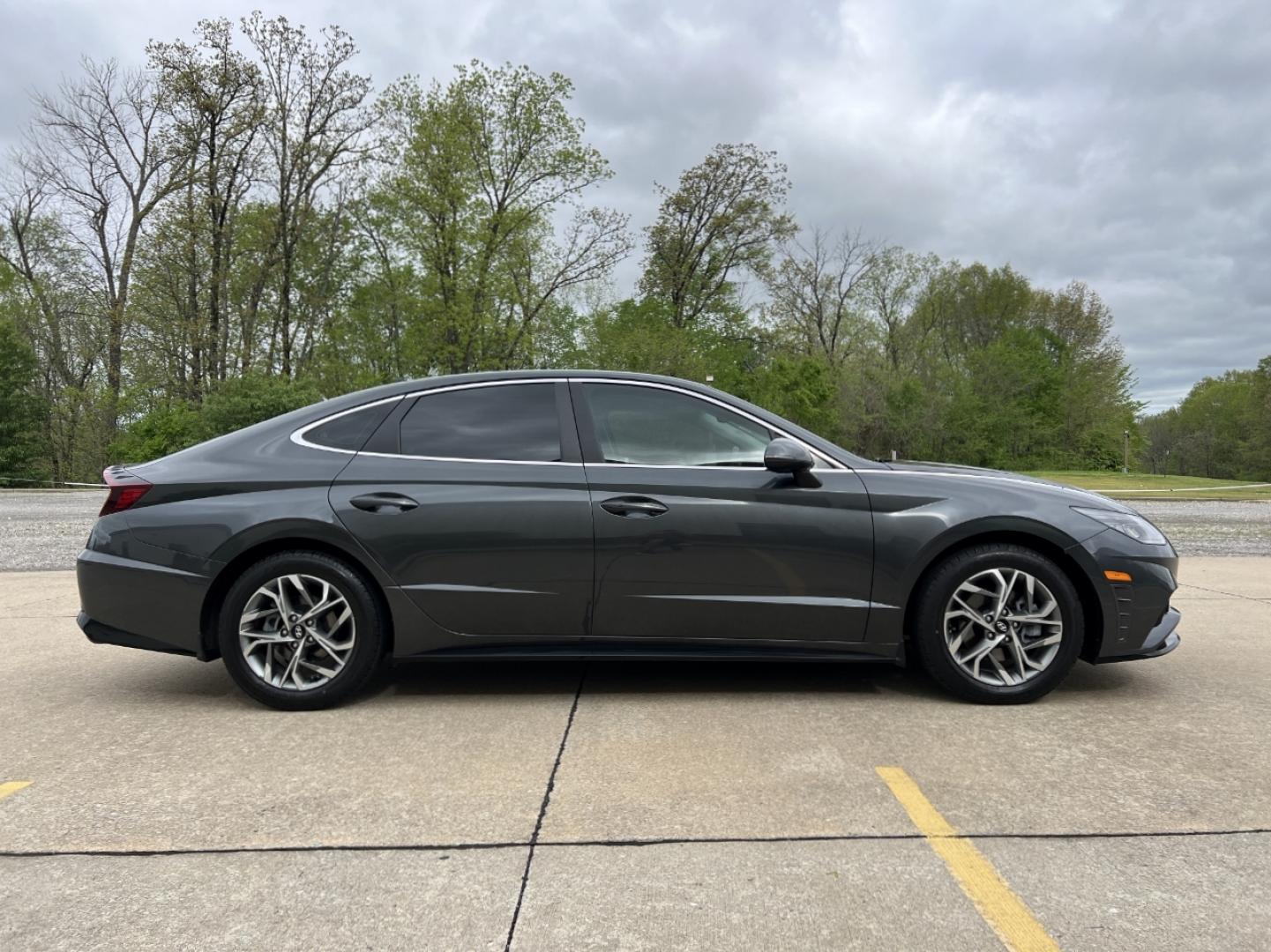 2022 GRAY /Gray Cloth Hyundai Sonata SEL (KMHL64JA1NA) with an 2.5L 4 Cyl. engine, Automatic transmission, located at 2990 Old Orchard Rd., Jackson, MO, 63755, 37.354214, -89.612106 - 2022 Hyundai Sonata SEL Local 1-Owner 75xxx miles Front Wheel Drive 2.5L 4 Cyl. Automatic Backup Camera Power Driver Seat Heated Seats Bluetooth Remote Start Cruise Power Windows/Locks/Mirrors We have financing available and we accept trades! Fill out a credit application on our website - Photo#7