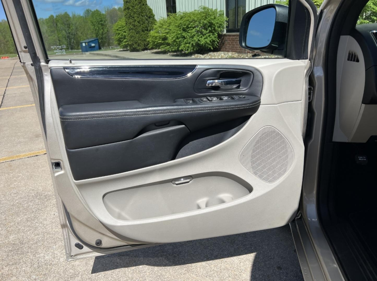2015 GOLD /Black Cloth Dodge Grand Caravan SE (2C4RDGBG7FR) with an 3.6L V6 engine, Automatic transmission, located at 2990 Old Orchard Rd., Jackson, MO, 63755, 37.354214, -89.612106 - 2015 Dodge Grand Caravan SE Local 1-Owner Only 50xxx miles Front Wheel Drive 3.6L V6 Automatic 3rd Row Stow 'N Go Cruise Power Windows/Locks/Mirrors We have financing available and we accept trades! Fill out a credit application on our website or come by today! If you have any questions, - Photo#9