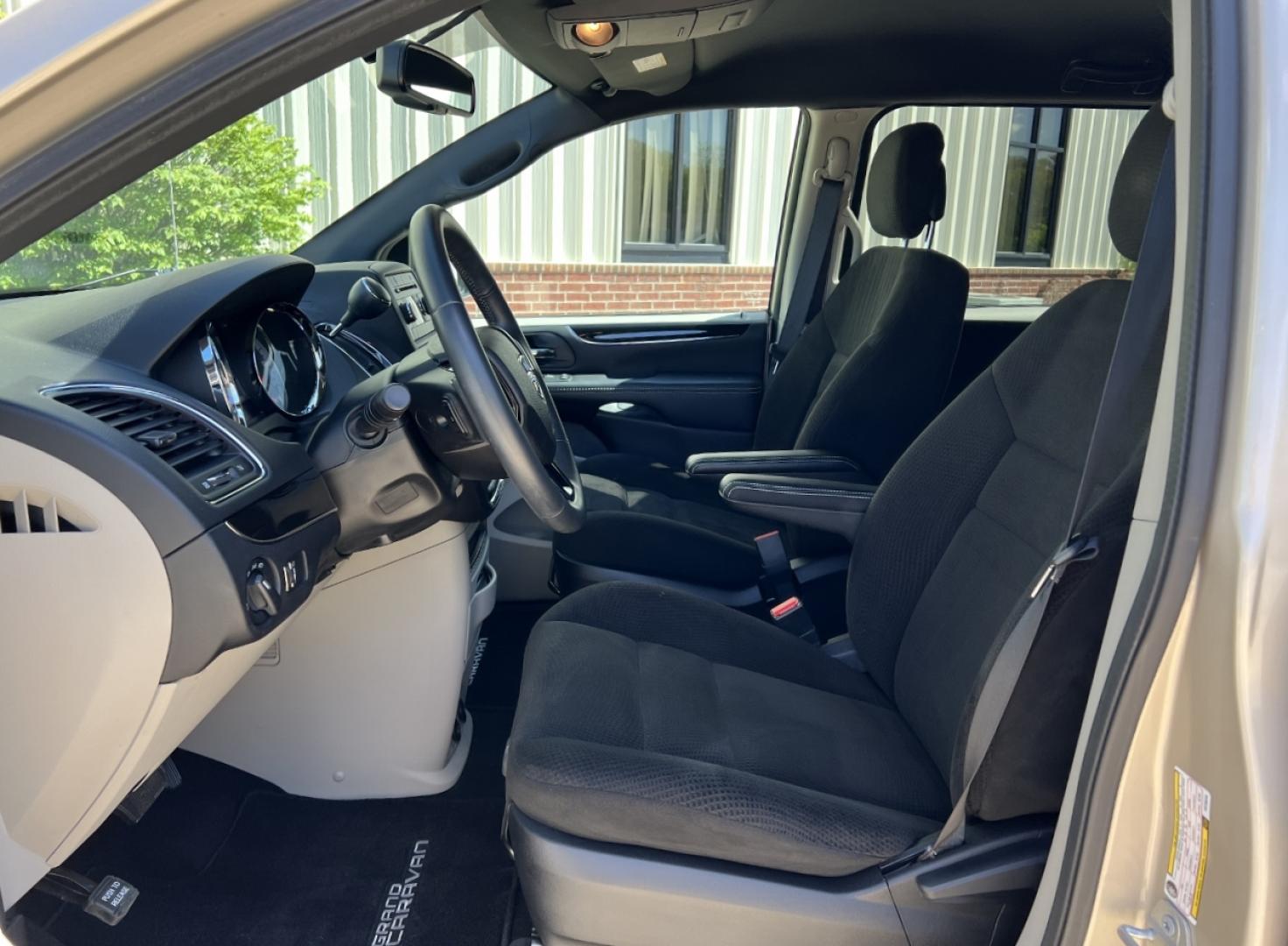 2015 GOLD /Black Cloth Dodge Grand Caravan SE (2C4RDGBG7FR) with an 3.6L V6 engine, Automatic transmission, located at 2990 Old Orchard Rd., Jackson, MO, 63755, 37.354214, -89.612106 - 2015 Dodge Grand Caravan SE Local 1-Owner Only 50xxx miles Front Wheel Drive 3.6L V6 Automatic 3rd Row Stow 'N Go Cruise Power Windows/Locks/Mirrors We have financing available and we accept trades! Fill out a credit application on our website or come by today! If you have any questions, - Photo#10