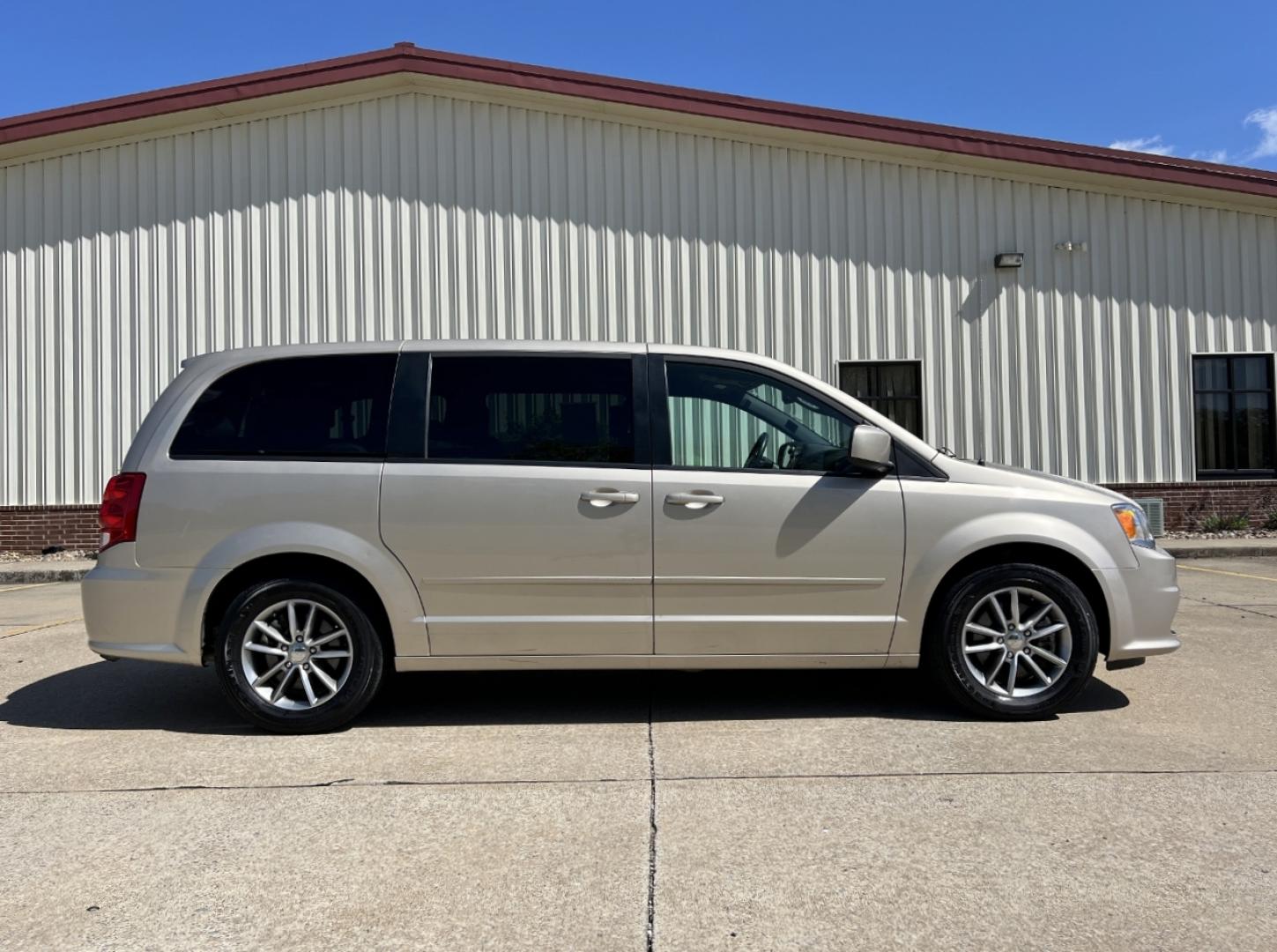 2015 GOLD /Black Cloth Dodge Grand Caravan SE (2C4RDGBG7FR) with an 3.6L V6 engine, Automatic transmission, located at 2990 Old Orchard Rd., Jackson, MO, 63755, 37.354214, -89.612106 - 2015 Dodge Grand Caravan SE Local 1-Owner Only 50xxx miles Front Wheel Drive 3.6L V6 Automatic 3rd Row Stow 'N Go Cruise Power Windows/Locks/Mirrors We have financing available and we accept trades! Fill out a credit application on our website or come by today! If you have any questions, - Photo#4