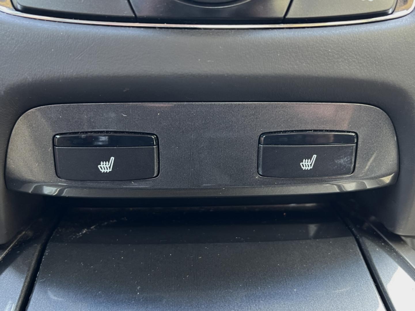 2014 WHITE /Black Leather Acura RLX (JH4KC1F32EC) with an 3.5L V6 engine, Automatic transmission, located at 2990 Old Orchard Rd., Jackson, MO, 63755, 37.354214, -89.612106 - *** SALVAGE TITLE *** 2014 Acura RLX 260xxx miles Front Wheel Drive 3.5L V6 Automatic Leather Navigation Power/Heated Seats Backup Camera Sunroof Bluetooth Cruise Power Windows/Locks/Mirrors We have financing available and we accept trades! Fill out a credit application on our websit - Photo#4