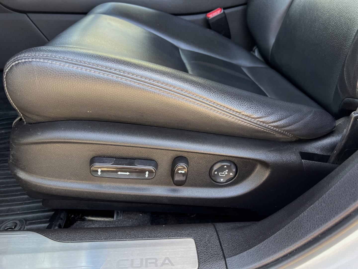 2014 WHITE /Black Leather Acura RLX (JH4KC1F32EC) with an 3.5L V6 engine, Automatic transmission, located at 2990 Old Orchard Rd., Jackson, MO, 63755, 37.354214, -89.612106 - *** SALVAGE TITLE *** 2014 Acura RLX 260xxx miles Front Wheel Drive 3.5L V6 Automatic Leather Navigation Power/Heated Seats Backup Camera Sunroof Bluetooth Cruise Power Windows/Locks/Mirrors We have financing available and we accept trades! Fill out a credit application on our websit - Photo#6