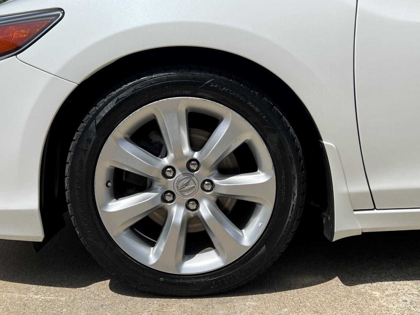 2014 WHITE /Black Leather Acura RLX (JH4KC1F32EC) with an 3.5L V6 engine, Automatic transmission, located at 2990 Old Orchard Rd., Jackson, MO, 63755, 37.354214, -89.612106 - *** SALVAGE TITLE *** 2014 Acura RLX 260xxx miles Front Wheel Drive 3.5L V6 Automatic Leather Navigation Power/Heated Seats Backup Camera Sunroof Bluetooth Cruise Power Windows/Locks/Mirrors We have financing available and we accept trades! Fill out a credit application on our websit - Photo#37