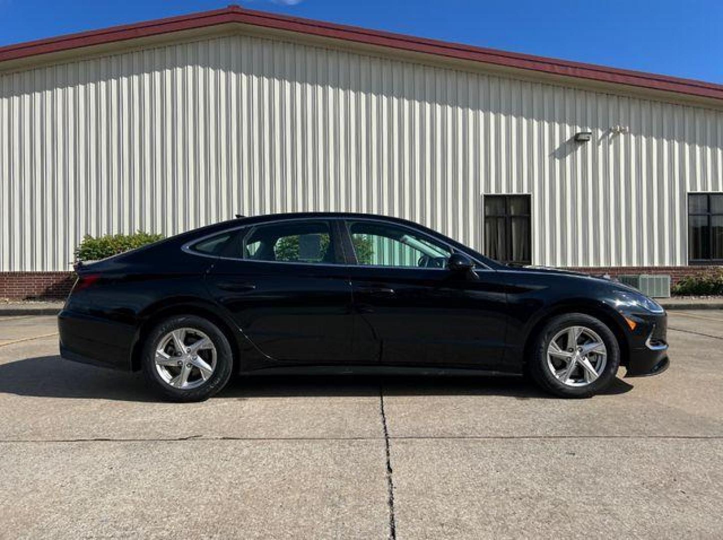 2020 BLACK /Gray Cloth HYUNDAI SONATA SE (5NPEG4JA3LH) with an 2.5L 4 Cyl. engine, Automatic transmission, located at 2990 Old Orchard Rd., Jackson, MO, 63755, 37.354214, -89.612106 - 2020 Hyundai Sonata SE Only 25xxx miles Front Wheel Drive 2.5L 4 Cyl. Automatic Backup Camera Bluetooth Cruise Power Windows/Locks/Mirrors We have financing available and we accept trades! Fill out a credit application on our website or come by today! If you have any questions, give us a c - Photo#5