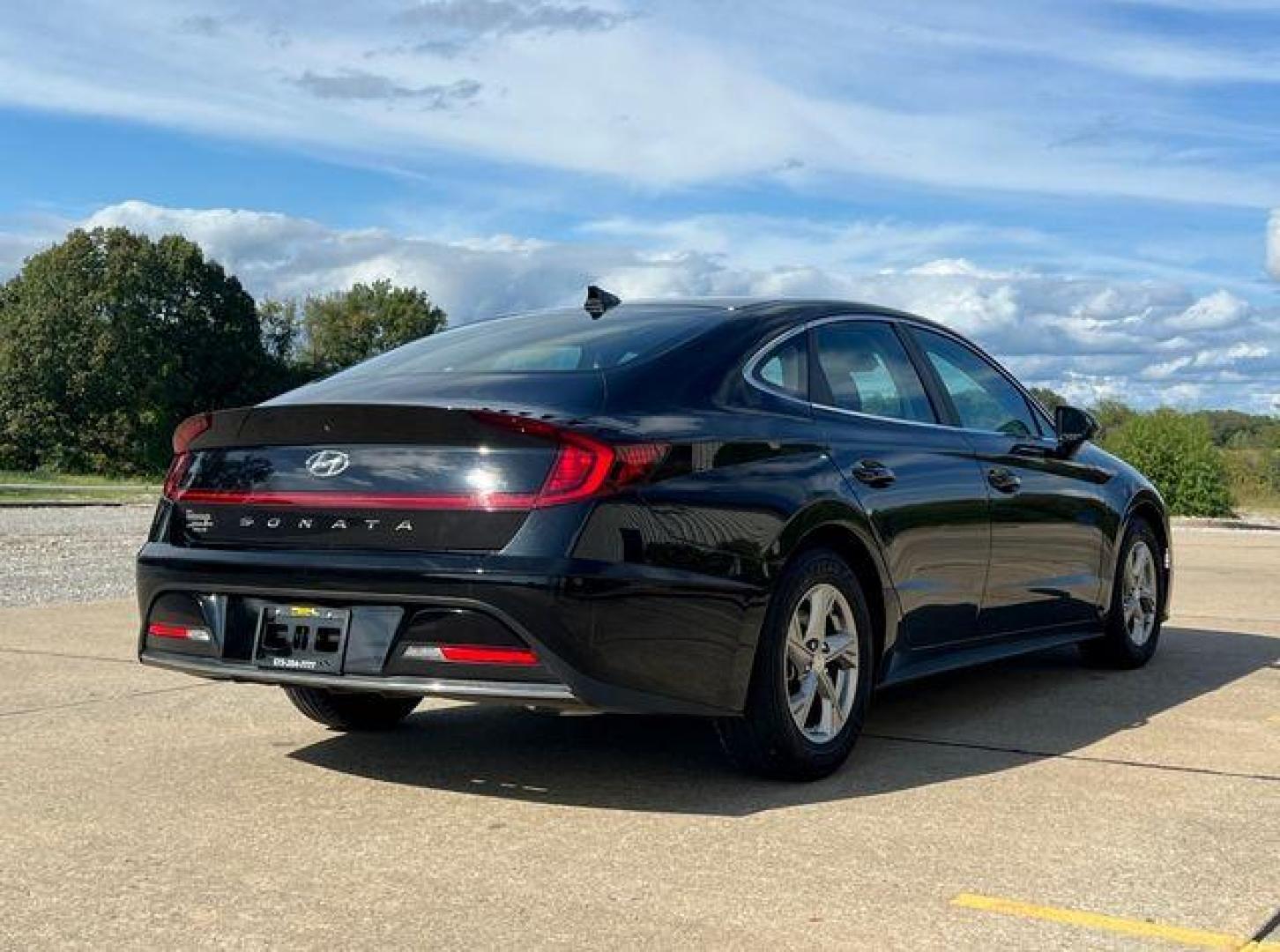 2020 BLACK /Gray Cloth HYUNDAI SONATA SE (5NPEG4JA3LH) with an 2.5L 4 Cyl. engine, Automatic transmission, located at 2990 Old Orchard Rd., Jackson, MO, 63755, 37.354214, -89.612106 - 2020 Hyundai Sonata SE Only 25xxx miles Front Wheel Drive 2.5L 4 Cyl. Automatic Backup Camera Bluetooth Cruise Power Windows/Locks/Mirrors We have financing available and we accept trades! Fill out a credit application on our website or come by today! If you have any questions, give us a c - Photo#6
