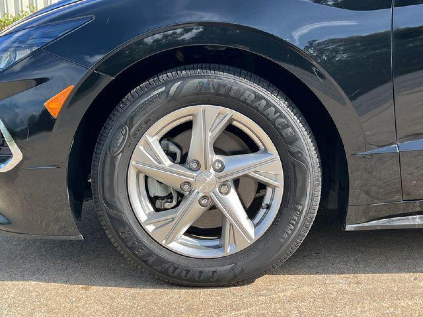 2020 BLACK /Gray Cloth HYUNDAI SONATA SE (5NPEG4JA3LH) with an 2.5L 4 Cyl. engine, Automatic transmission, located at 2990 Old Orchard Rd., Jackson, MO, 63755, 37.354214, -89.612106 - 2020 Hyundai Sonata SE Only 25xxx miles Front Wheel Drive 2.5L 4 Cyl. Automatic Backup Camera Bluetooth Cruise Power Windows/Locks/Mirrors We have financing available and we accept trades! Fill out a credit application on our website or come by today! If you have any questions, give us a c - Photo#29