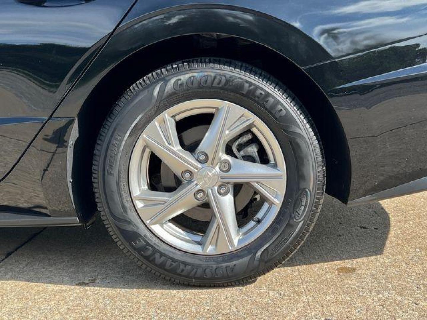 2020 BLACK /Gray Cloth HYUNDAI SONATA SE (5NPEG4JA3LH) with an 2.5L 4 Cyl. engine, Automatic transmission, located at 2990 Old Orchard Rd., Jackson, MO, 63755, 37.354214, -89.612106 - 2020 Hyundai Sonata SE Only 25xxx miles Front Wheel Drive 2.5L 4 Cyl. Automatic Backup Camera Bluetooth Cruise Power Windows/Locks/Mirrors We have financing available and we accept trades! Fill out a credit application on our website or come by today! If you have any questions, give us a c - Photo#31