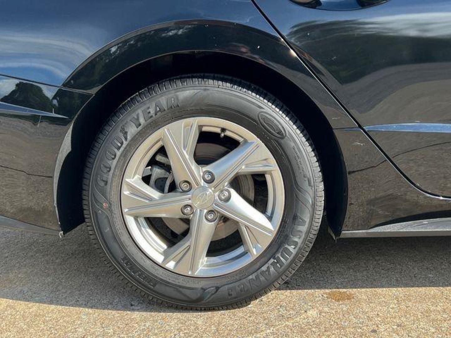 2020 BLACK /Gray Cloth HYUNDAI SONATA SE (5NPEG4JA3LH) with an 2.5L 4 Cyl. engine, Automatic transmission, located at 2990 Old Orchard Rd., Jackson, MO, 63755, 37.354214, -89.612106 - 2020 Hyundai Sonata SE Only 25xxx miles Front Wheel Drive 2.5L 4 Cyl. Automatic Backup Camera Bluetooth Cruise Power Windows/Locks/Mirrors We have financing available and we accept trades! Fill out a credit application on our website or come by today! If you have any questions, give us a c - Photo#32