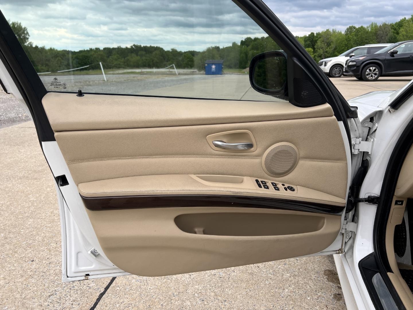 2010 WHITE /Tan Leather BMW 3-Series 328i (WBAPH7C53AE) with an 3.0L 6 Cyl. engine, Automatic transmission, located at 506 S. Kingshighway, Cape Girardeau, MO, 63703, (573) 235-5000, 37.294994, -89.556206 - 2010 BMW 3 Series 328i Only 95xxx miles Rear Wheel Drive 3.0L I6 Automatic Leather Navigation Power/Heated Seats Sunroof Cruise Power Windows/Locks/Mirrors We have financing available and we accept trades! Fill out a credit application on our website or come by today! If you have any que - Photo#13