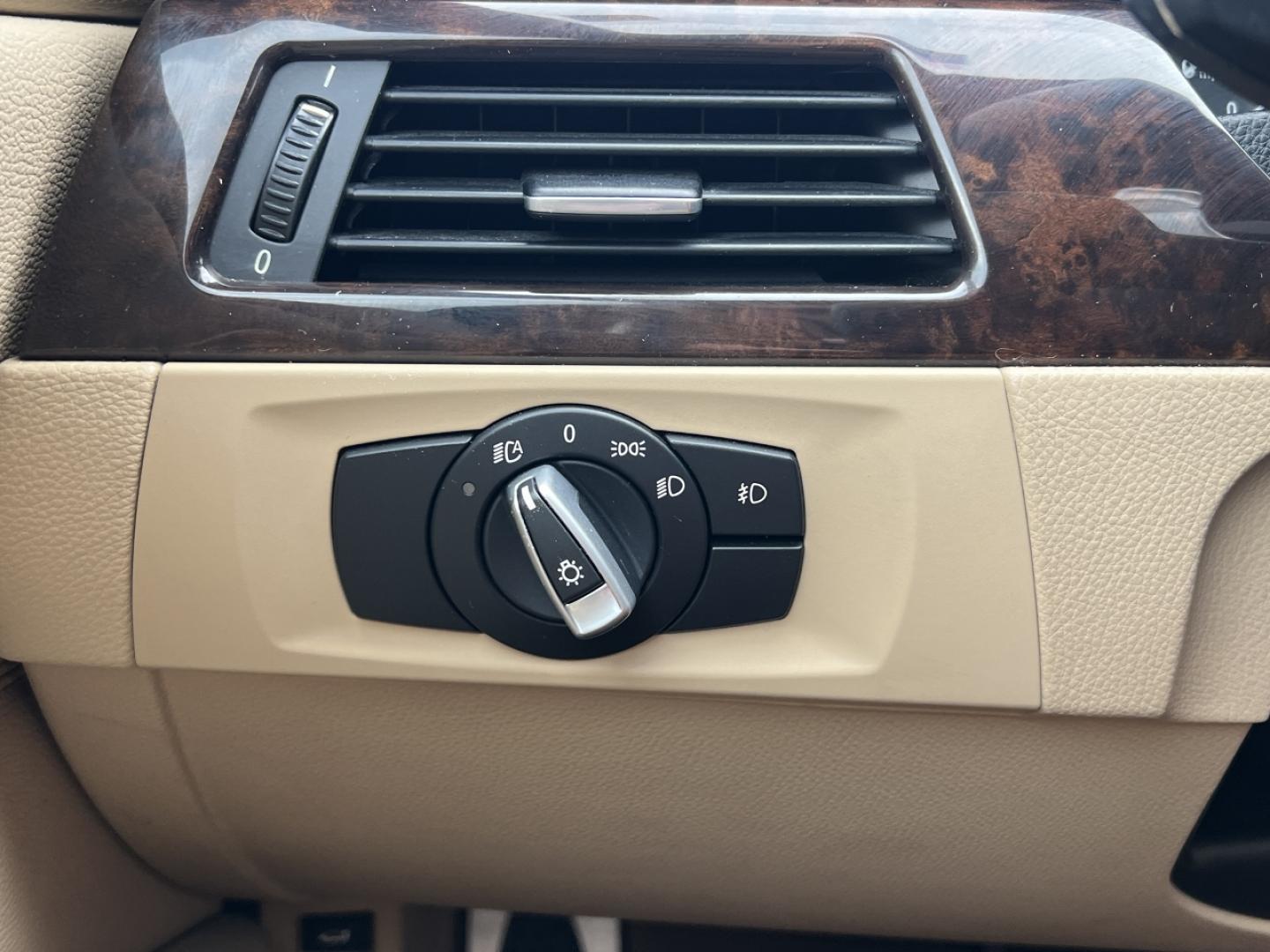 2010 WHITE /Tan Leather BMW 3-Series 328i (WBAPH7C53AE) with an 3.0L 6 Cyl. engine, Automatic transmission, located at 506 S. Kingshighway, Cape Girardeau, MO, 63703, (573) 235-5000, 37.294994, -89.556206 - 2010 BMW 3 Series 328i Only 95xxx miles Rear Wheel Drive 3.0L I6 Automatic Leather Navigation Power/Heated Seats Sunroof Cruise Power Windows/Locks/Mirrors We have financing available and we accept trades! Fill out a credit application on our website or come by today! If you have any que - Photo#26