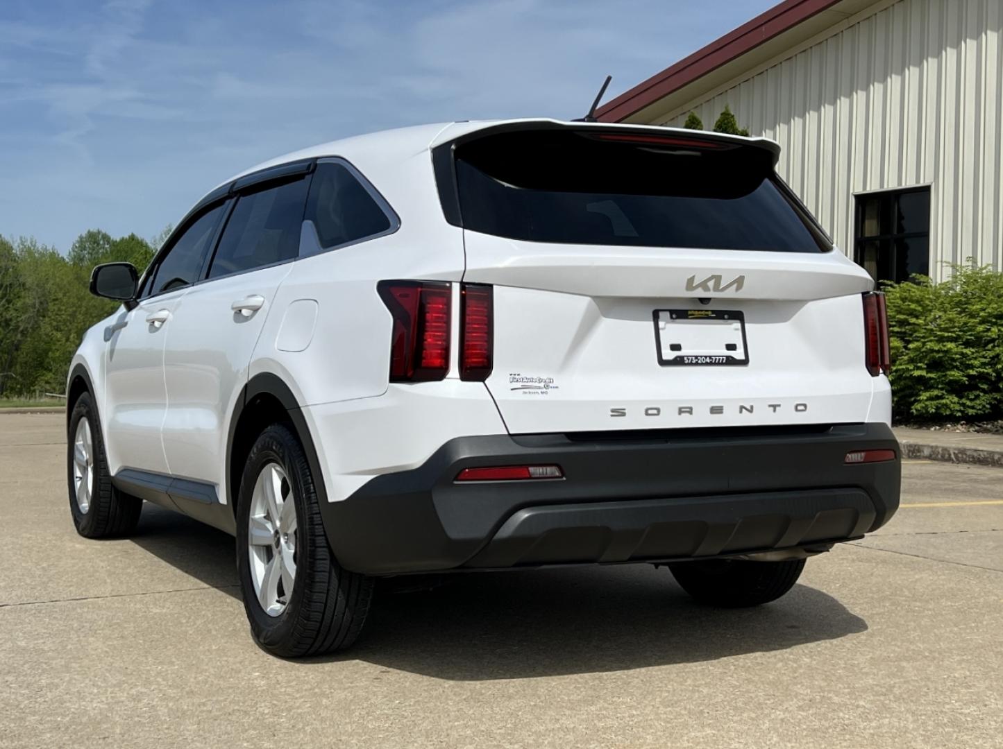 2022 WHITE /Black Cloth Kia Sorento LX 2WD (5XYRG4LCXNG) with an 2.4L 4 Cyl. engine, Automatic transmission, located at 2990 Old Orchard Rd., Jackson, MO, 63755, 37.354214, -89.612106 - 2022 Kia Sorento LX 64xxx miles Front Wheel Drive 2.5L 4 Cyl. Automatic 3rd Row Backup Camera Bluetooth Cruise Power Windows/Locks/Mirrors We have financing available and we accept trades! Fill out a credit application on our website or come by today! If you have any questions, give us a - Photo#7