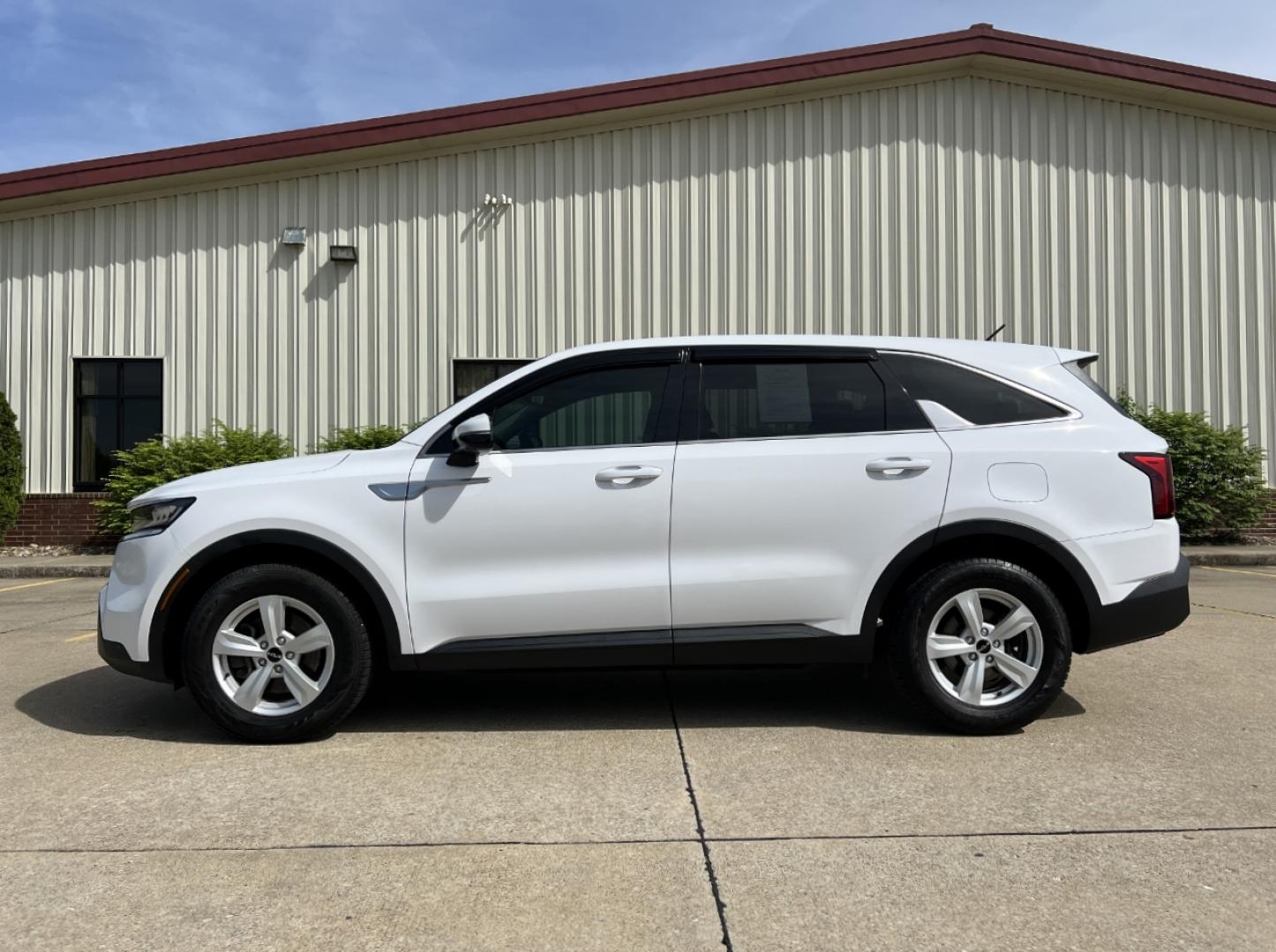 2022 WHITE /Black Cloth Kia Sorento LX 2WD (5XYRG4LCXNG) with an 2.4L 4 Cyl. engine, Automatic transmission, located at 2990 Old Orchard Rd., Jackson, MO, 63755, 37.354214, -89.612106 - 2022 Kia Sorento LX 64xxx miles Front Wheel Drive 2.5L 4 Cyl. Automatic 3rd Row Backup Camera Bluetooth Cruise Power Windows/Locks/Mirrors We have financing available and we accept trades! Fill out a credit application on our website or come by today! If you have any questions, give us a - Photo#4