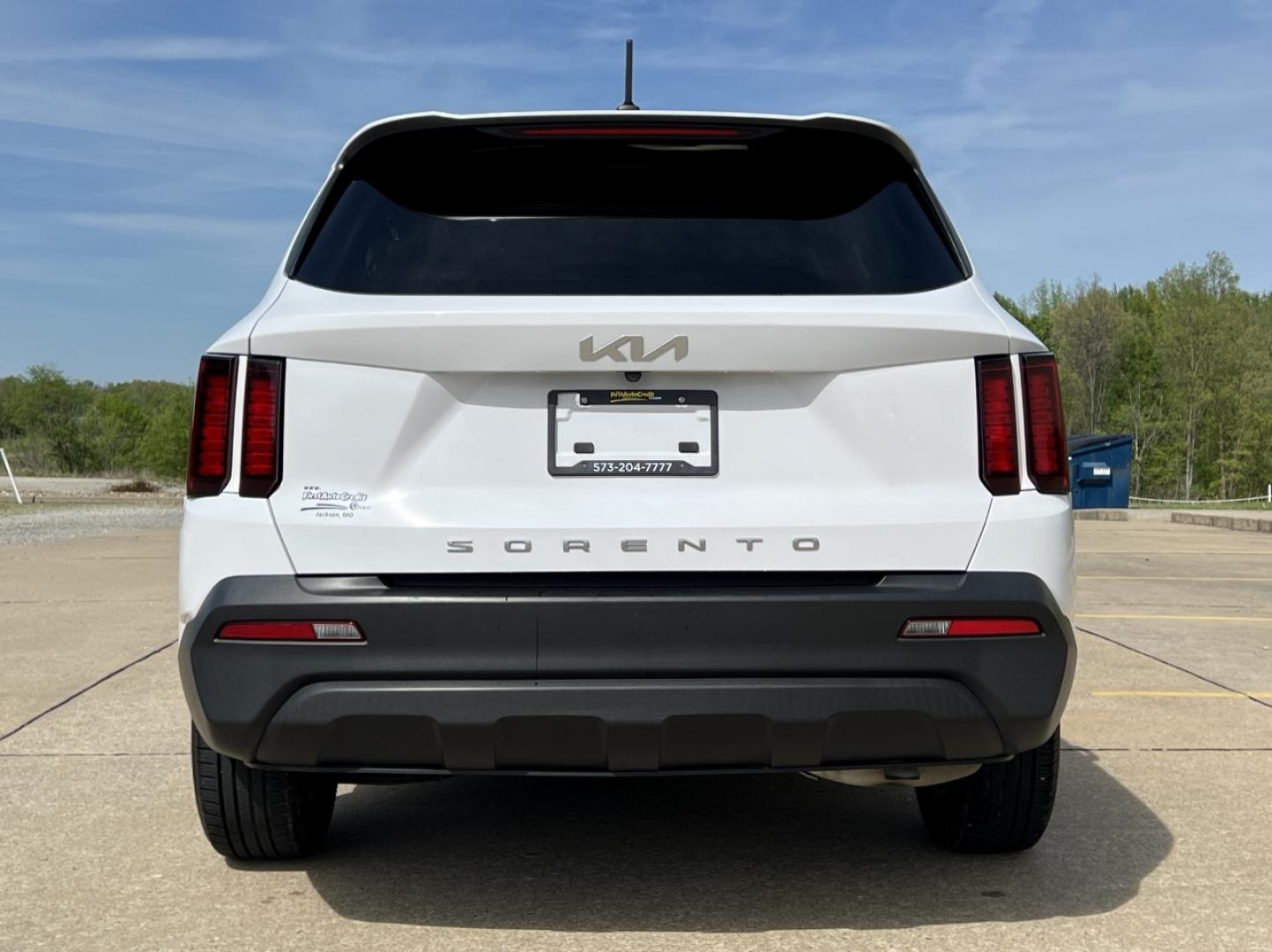 2022 WHITE /Black Cloth Kia Sorento LX 2WD (5XYRG4LCXNG) with an 2.4L 4 Cyl. engine, Automatic transmission, located at 2990 Old Orchard Rd., Jackson, MO, 63755, 37.354214, -89.612106 - 2022 Kia Sorento LX 64xxx miles Front Wheel Drive 2.5L 4 Cyl. Automatic 3rd Row Backup Camera Bluetooth Cruise Power Windows/Locks/Mirrors We have financing available and we accept trades! Fill out a credit application on our website or come by today! If you have any questions, give us a - Photo#8