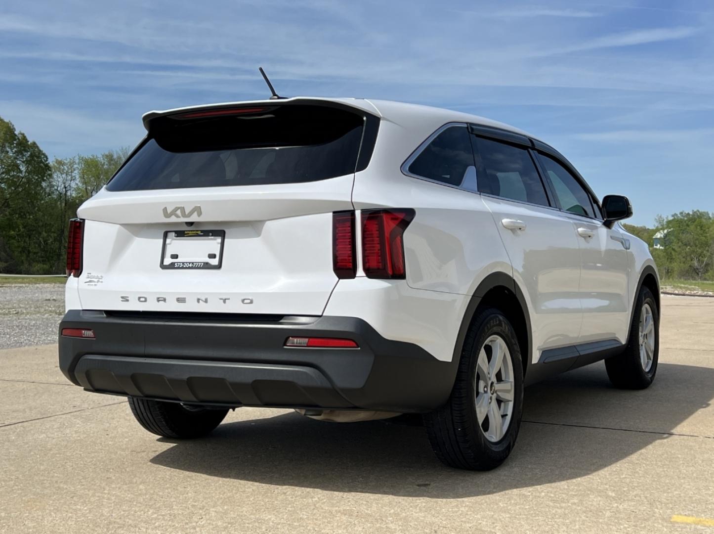 2022 WHITE /Black Cloth Kia Sorento LX 2WD (5XYRG4LCXNG) with an 2.4L 4 Cyl. engine, Automatic transmission, located at 2990 Old Orchard Rd., Jackson, MO, 63755, 37.354214, -89.612106 - 2022 Kia Sorento LX 64xxx miles Front Wheel Drive 2.5L 4 Cyl. Automatic 3rd Row Backup Camera Bluetooth Cruise Power Windows/Locks/Mirrors We have financing available and we accept trades! Fill out a credit application on our website or come by today! If you have any questions, give us a - Photo#6
